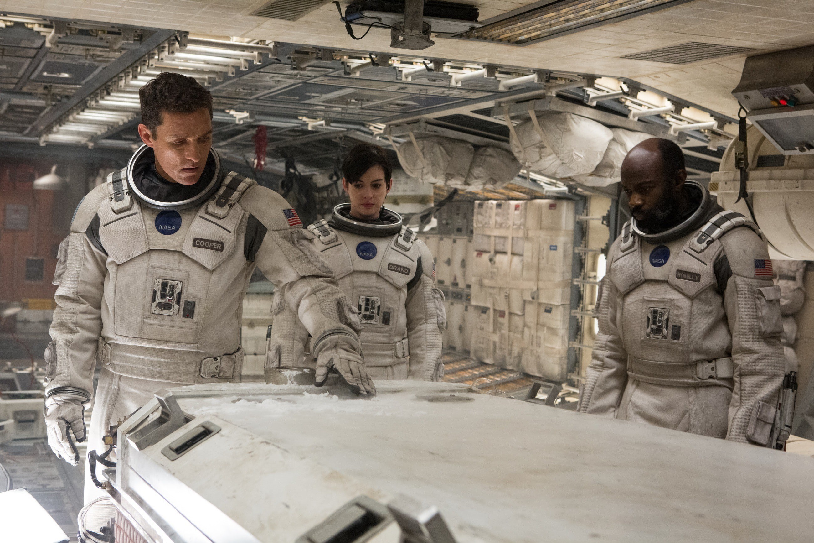 s, 2K, astronauts, suit, Anne Hathaway, Interstellar, spacesuit, movie, white, fiction, men, Matthew McConaughey, HD Wallpaper