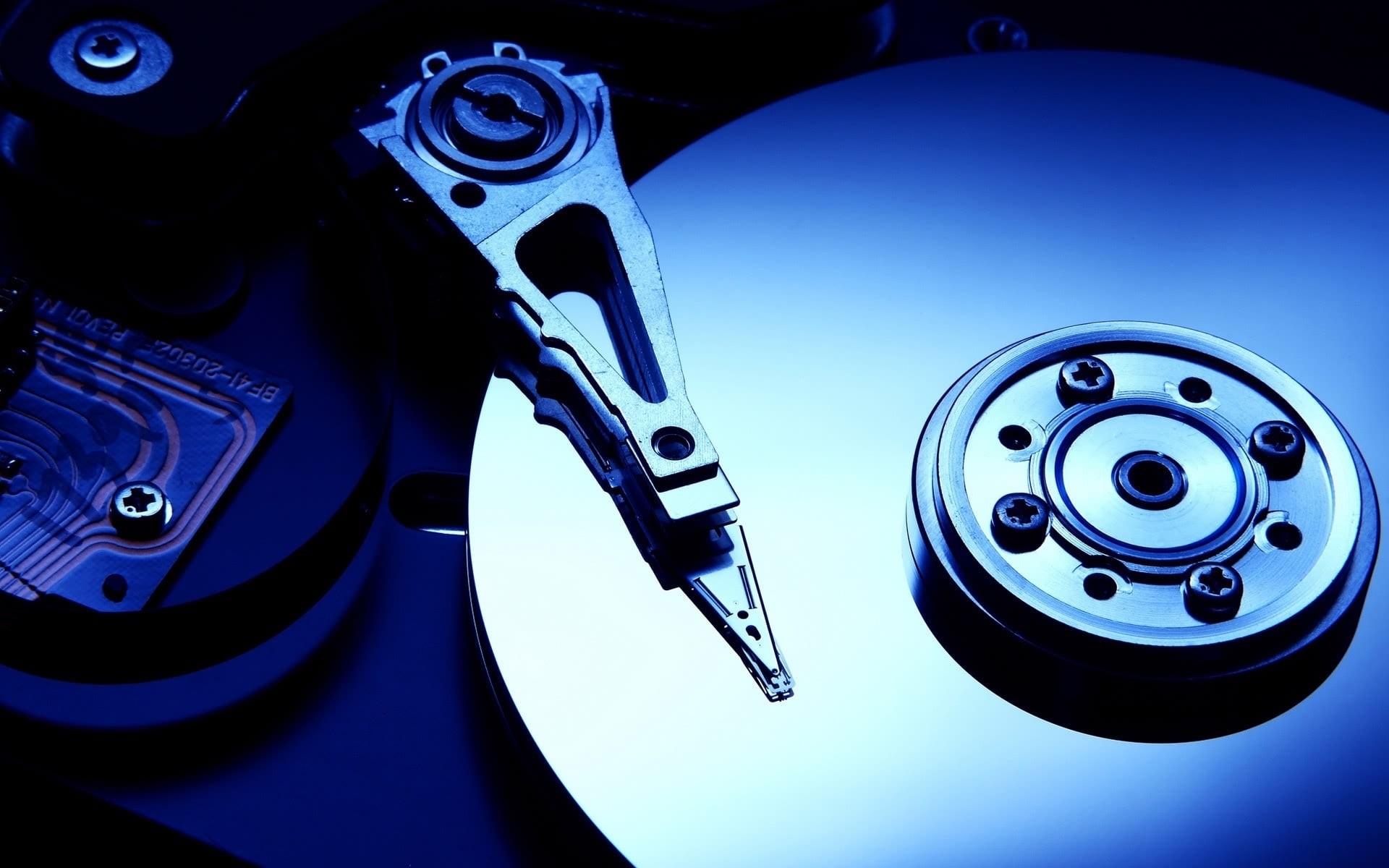 high angle view, music, no people, electrical equipment, studio shot, magnetic disks, silver, computer, round, connection, HDD, metal, indoors, frame, arts culture and entertainment, HD Wallpaper