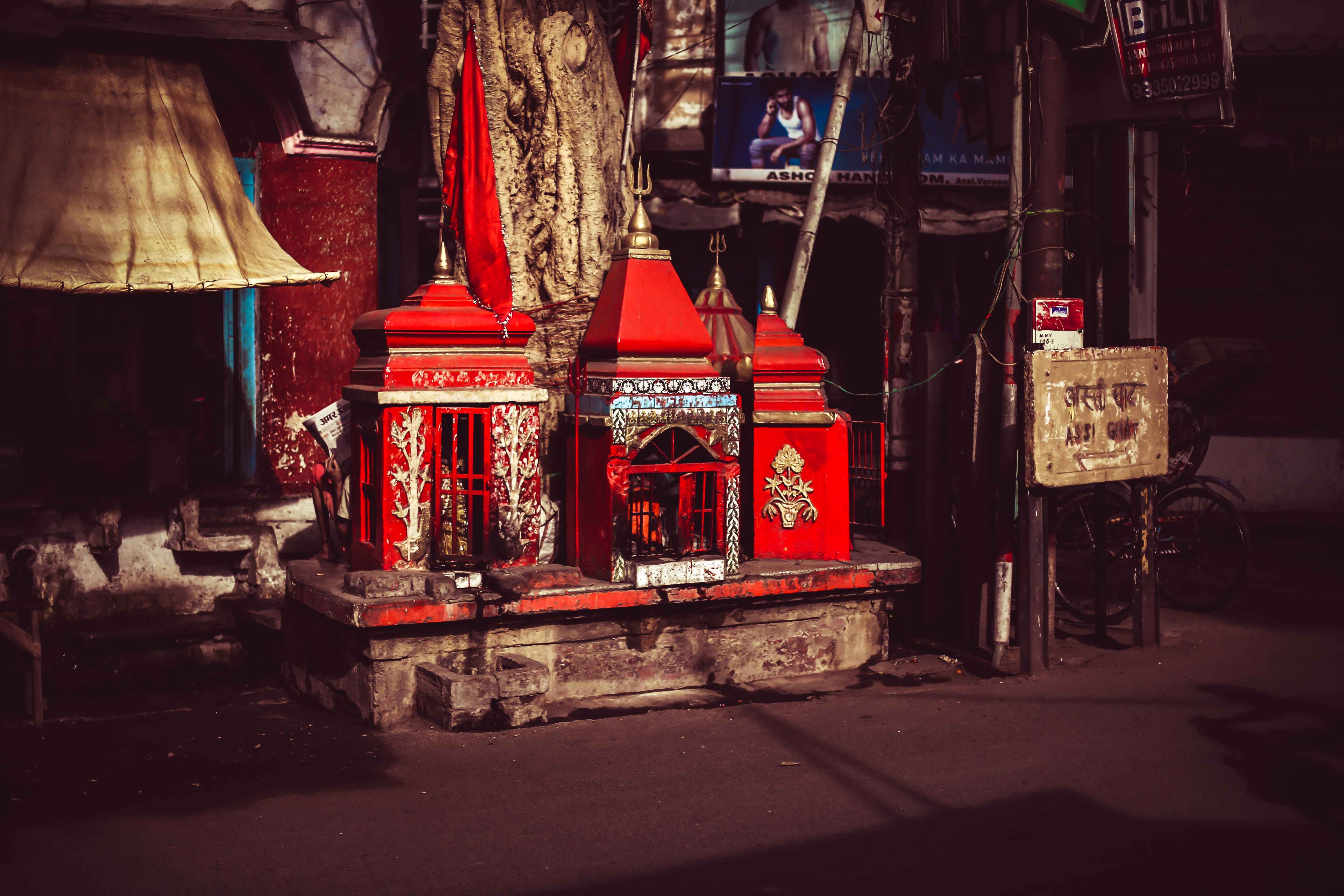 communication, hinduism, varanasi, building exterior, street, retail, religion, hindu god, building, built structure, script, belief, red, india, architecture, HD Wallpaper