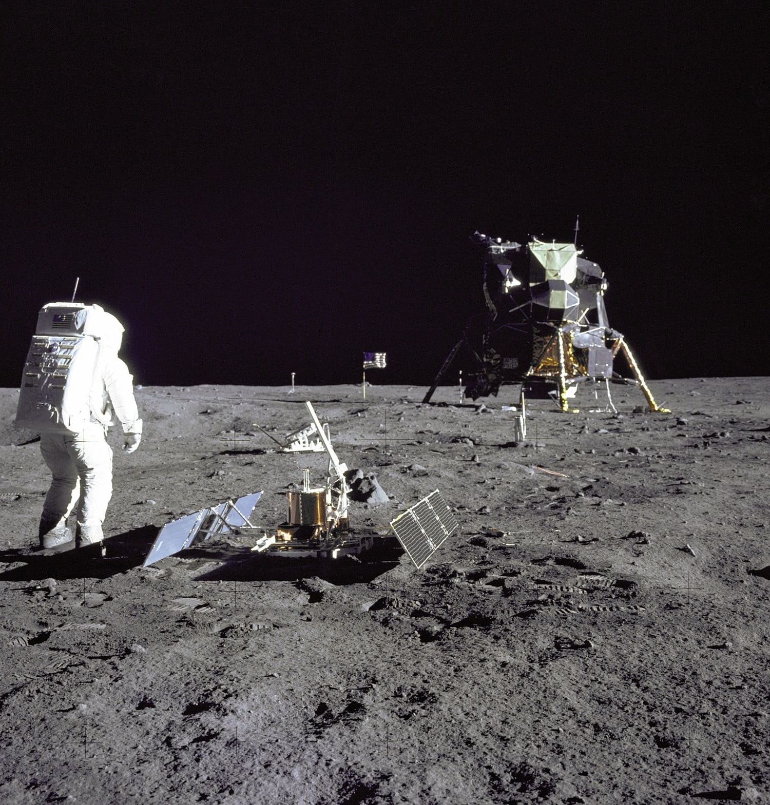 damaged, astronaut, men, abandoned, aggression, transportation, nature, copy space, white, outdoors, Moon, shirt, clear sky, Apollo, industry, 720P, construction industry, Phone HD Wallpaper