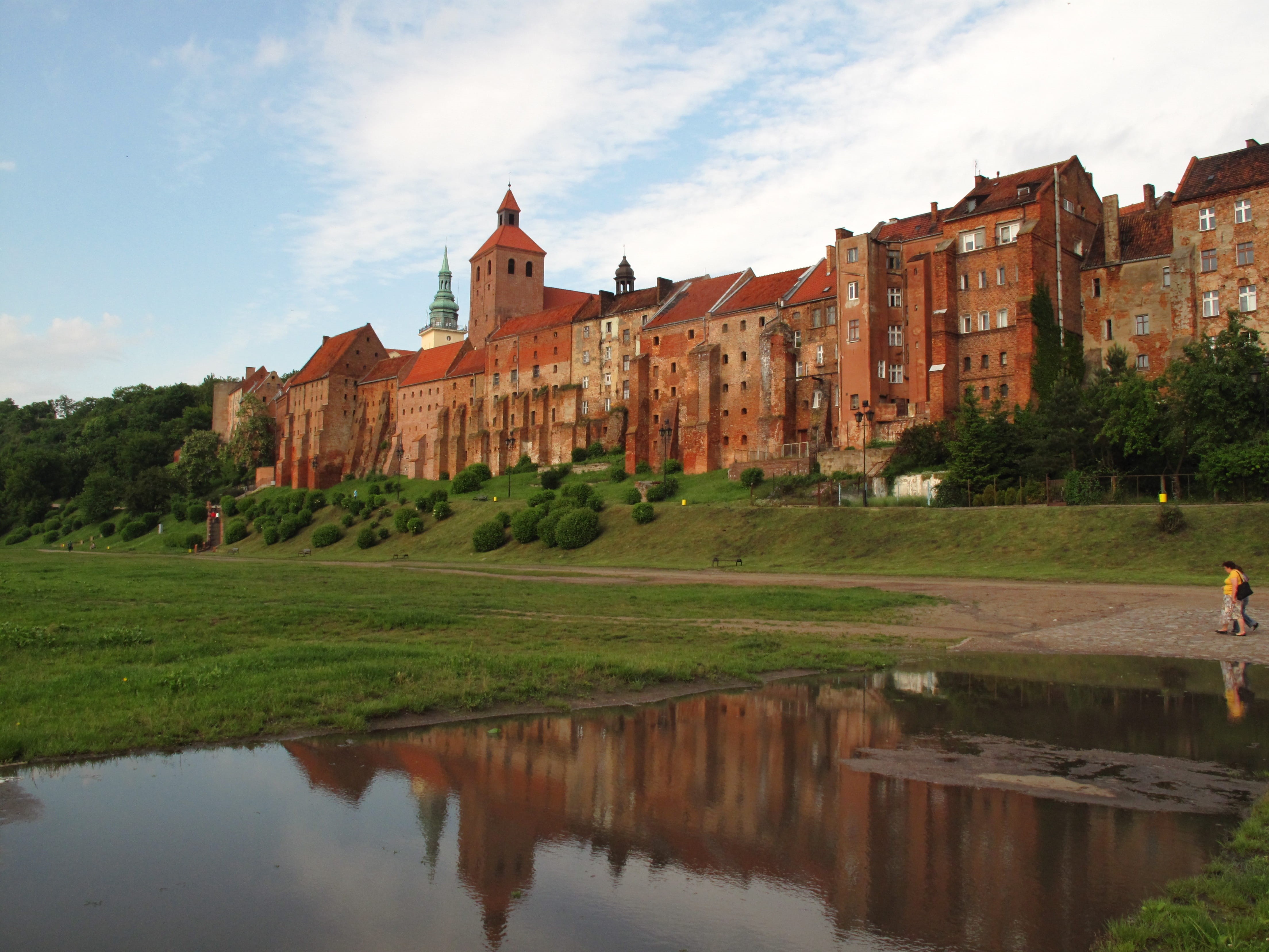 building, overall the vistula, the gothic, day, history, water, waterfront, reflection, built structure, brick, the palace, plant, old, travel, tourism, HD Wallpaper
