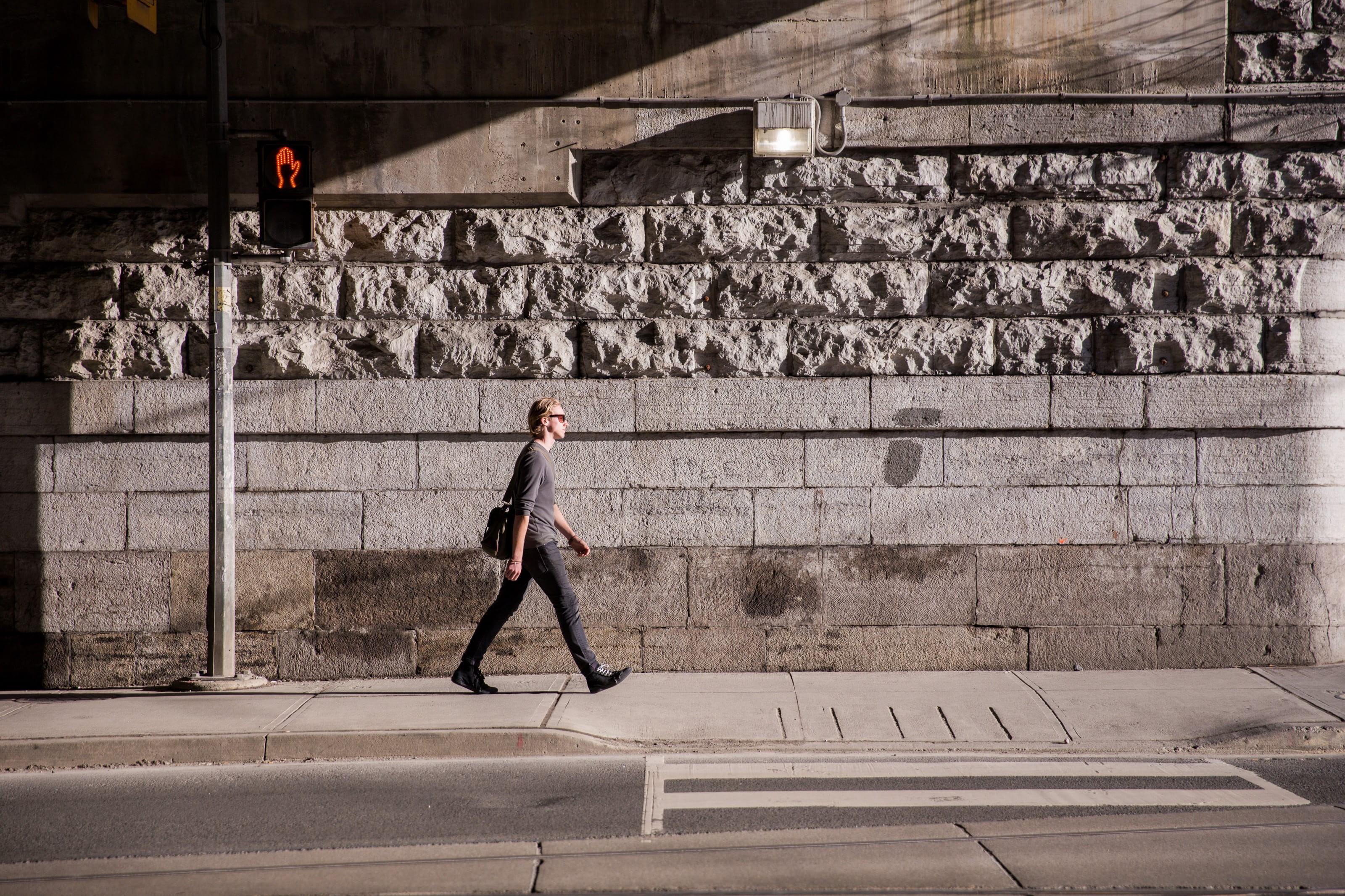path, outdoors, man, bag, urban, person, town, walking, side view, real people, male, day, motion, men, lane, built structure, architecture, caucasian, HD Wallpaper
