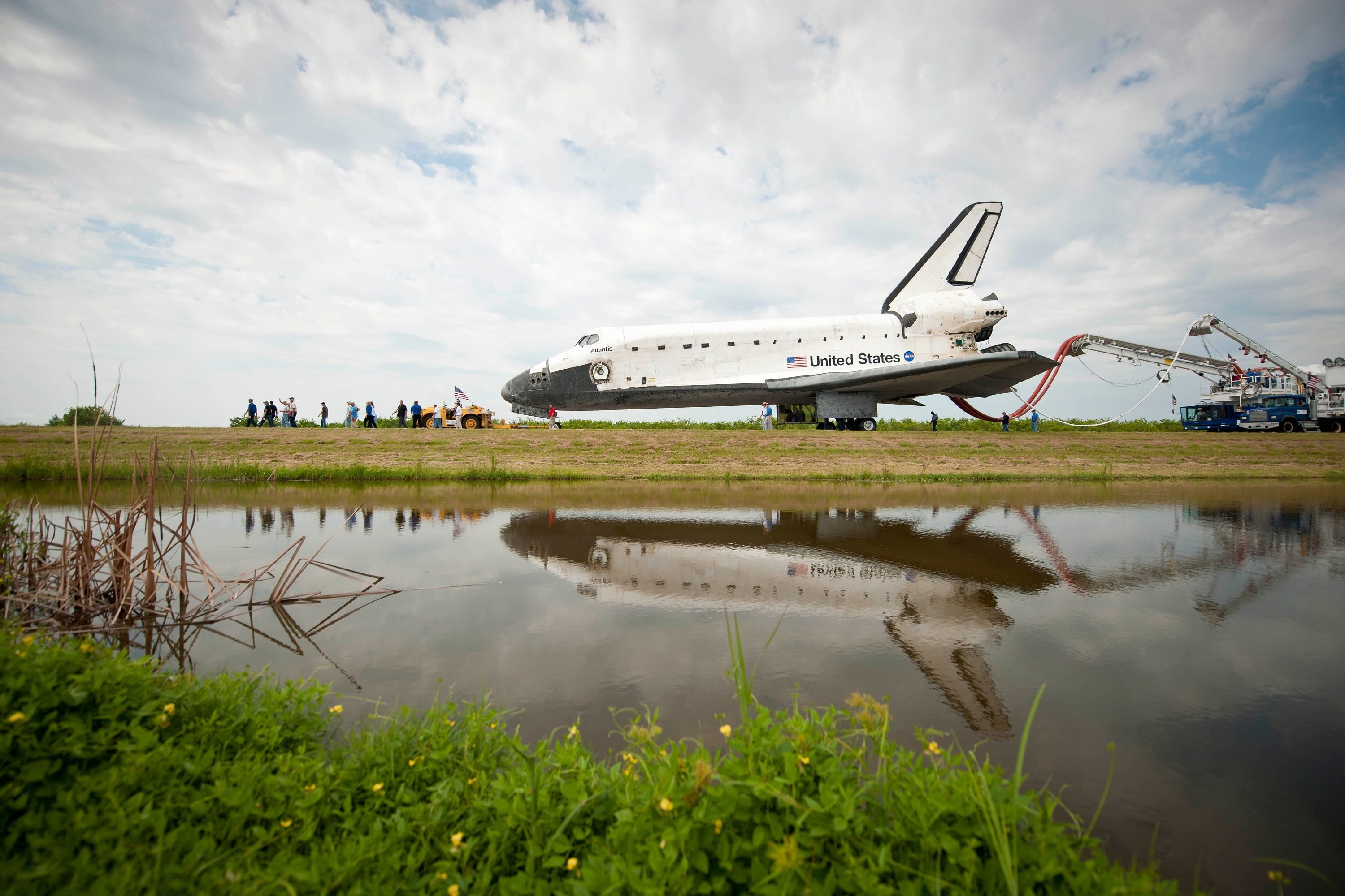 shuttle, airport, grass, flight, transportation, no people, travel, environment, exploration, lake, 2K, day, astronaut, plant, rolling, sky, Space Shuttle, HD Wallpaper