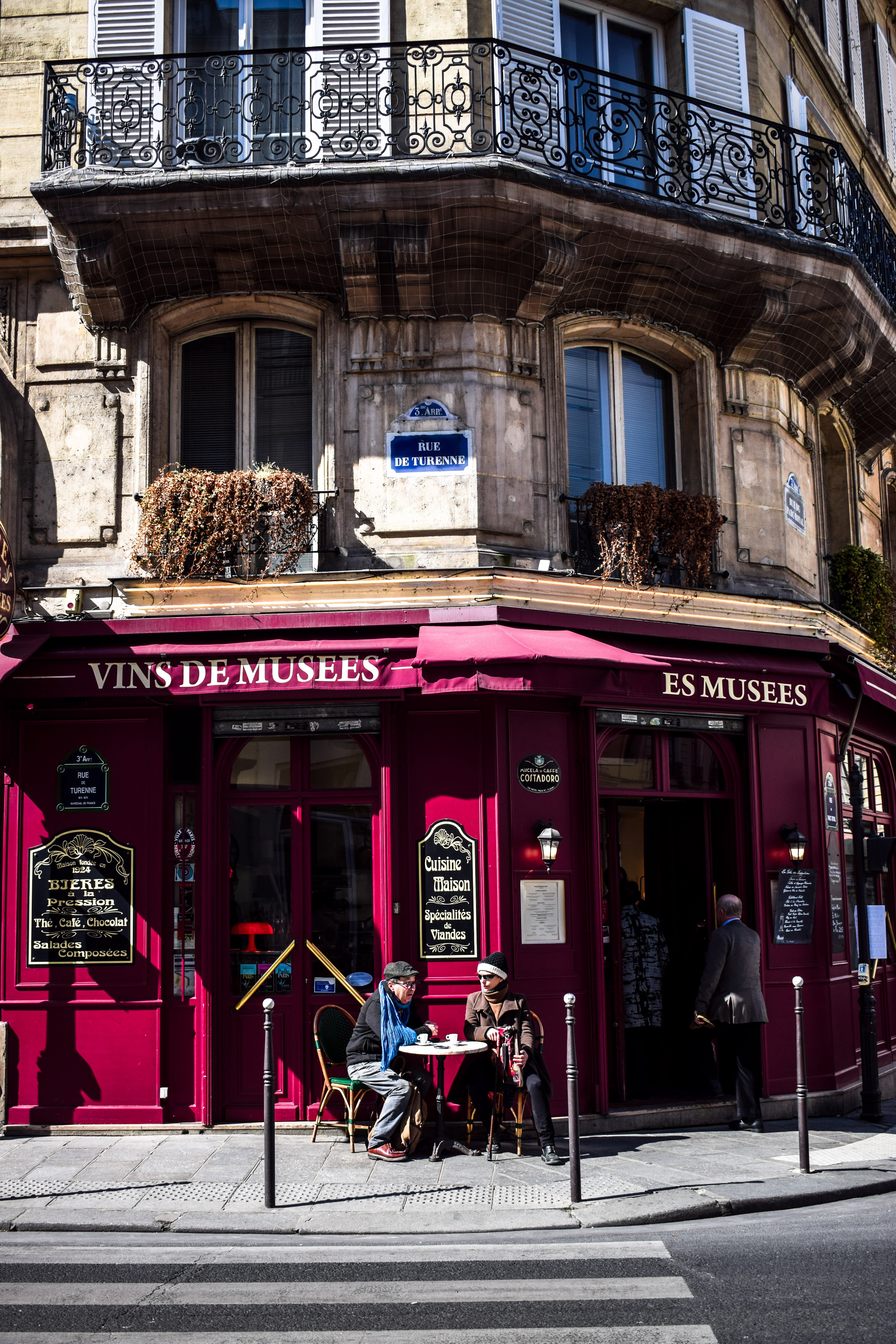 downtown, adult, building exterior, travel, seated, paris, daylight, men, red, transportation, women, window, group of people, bar cafe, couple, city, business, Phone HD Wallpaper