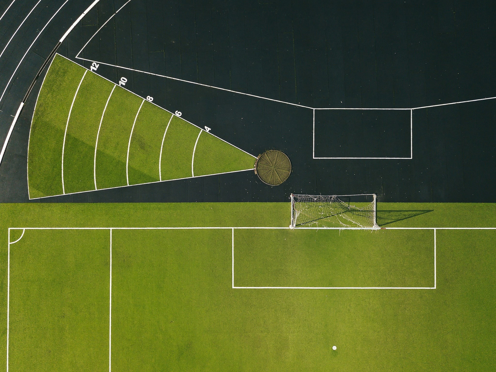 tennis ball, net - sports equipment, no people, playing field, court, outdoors, sport, plant, nature, stadium, green color, 1080P, sports equipment, absence, HD Wallpaper