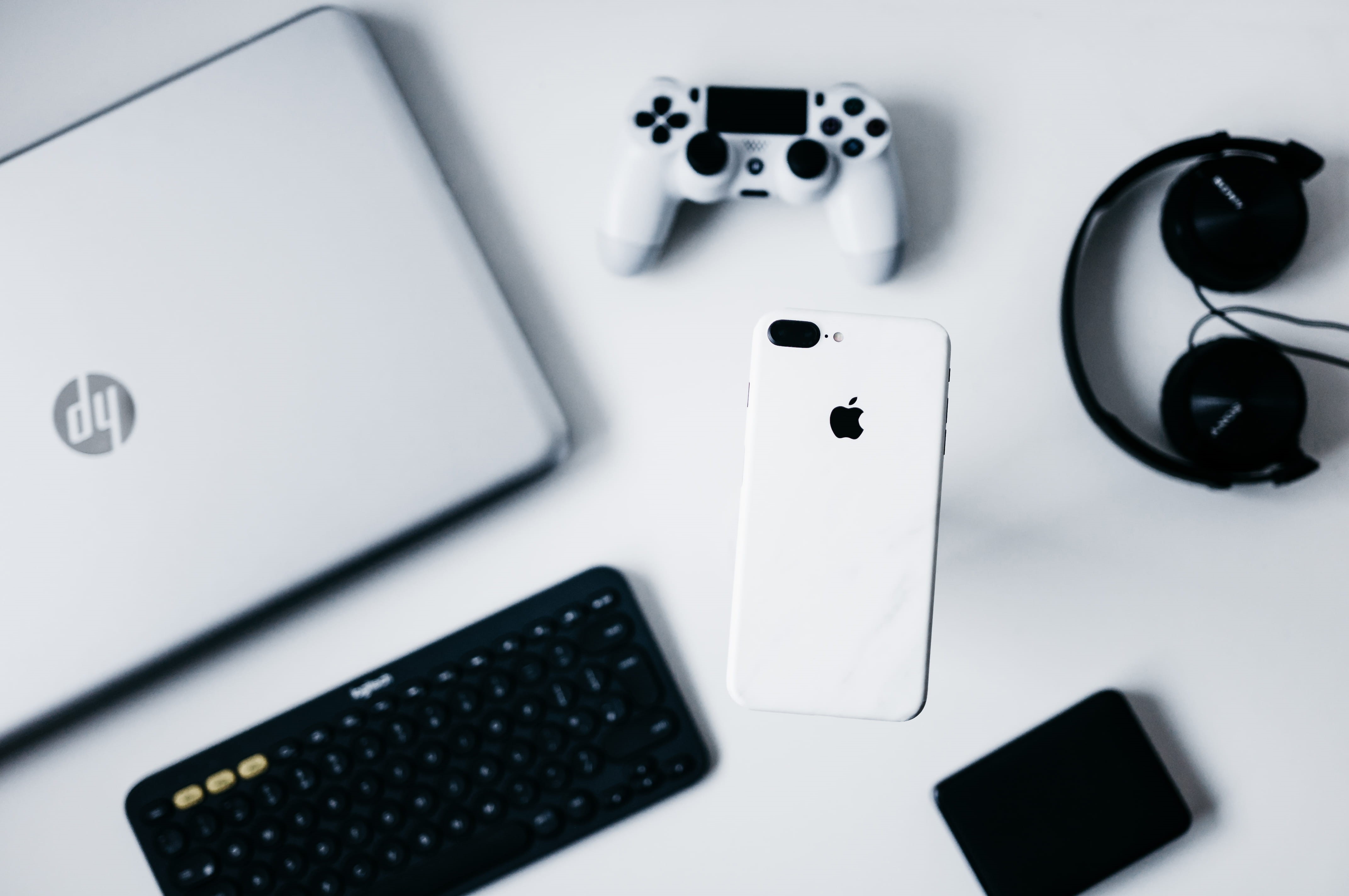 4K, workspace, monochrome, computer Mouse, laptop, internet, no People, computer, gamer, pC, table, technology, keypad, minimalist, phone, clean, tech, HD Wallpaper