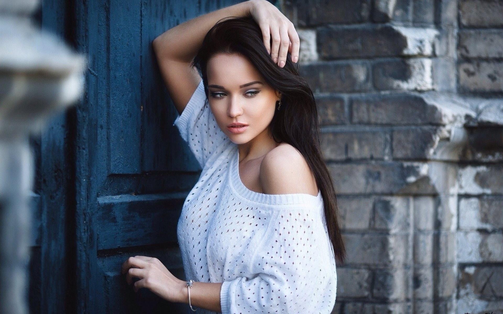 looking at camera, hairstyle, hair, waist up, outdoors, beautiful girl 1920x1200, women, fashion, one person, looking, brown hair, 1080P, long hair, beautiful woman, HD Wallpaper