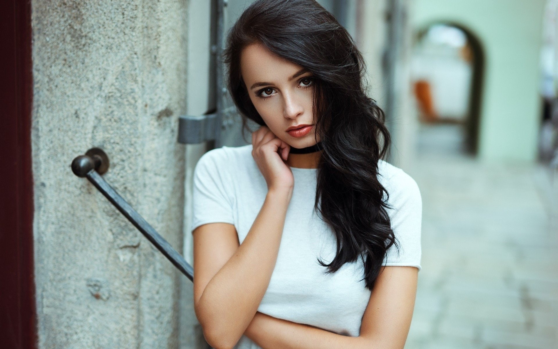 lifestyles, long hair, leisure activity, depression - sadness, casual clothing, looking at camera, architecture, women, hairstyle, young adult, focus on foreground, HD Wallpaper