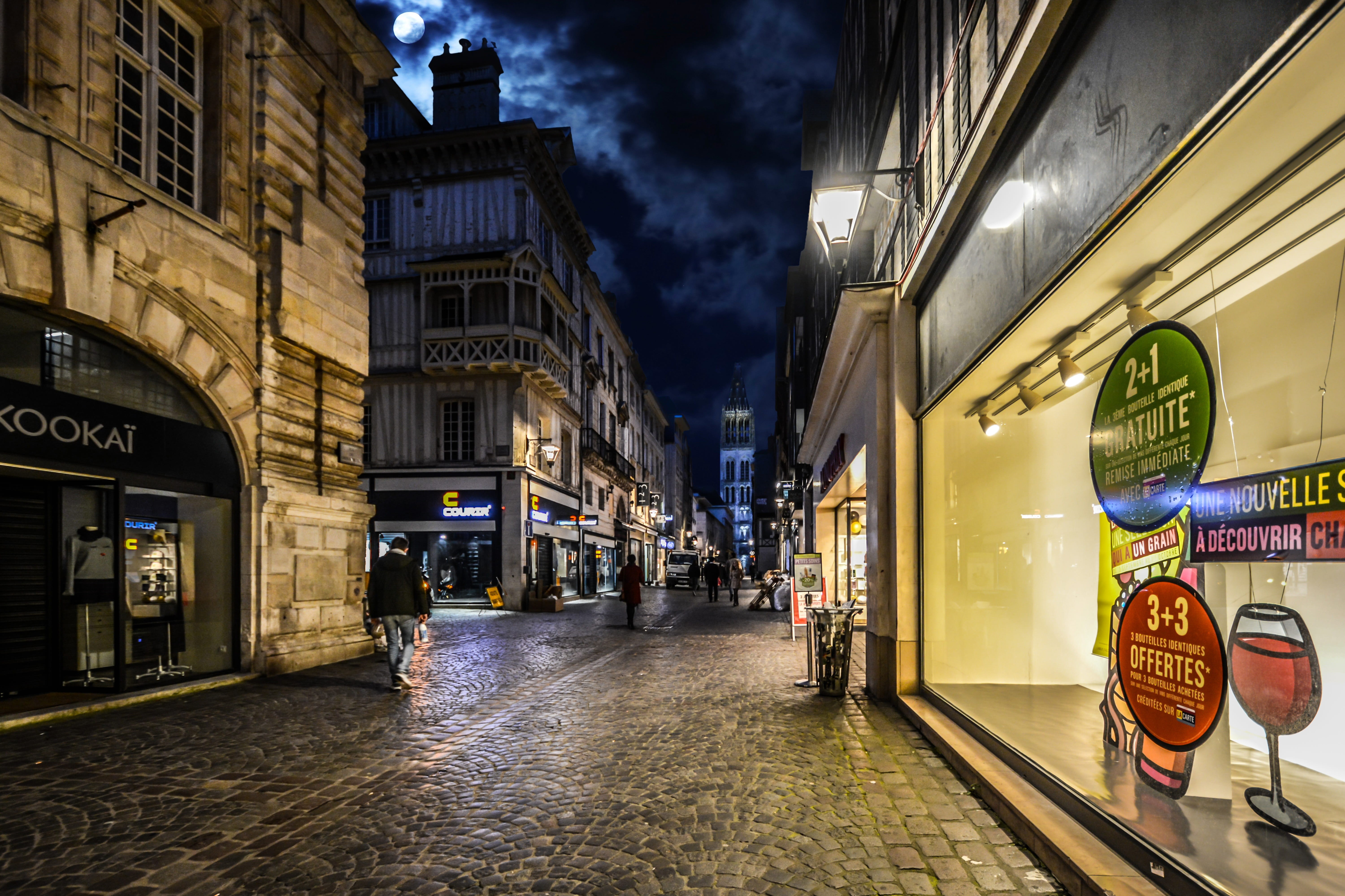 incidental people, late night, city, shops, road, pavement, cobblestone, city life, tourist, normandy, rain, direction, half timber home, rouen, architecture, HD Wallpaper