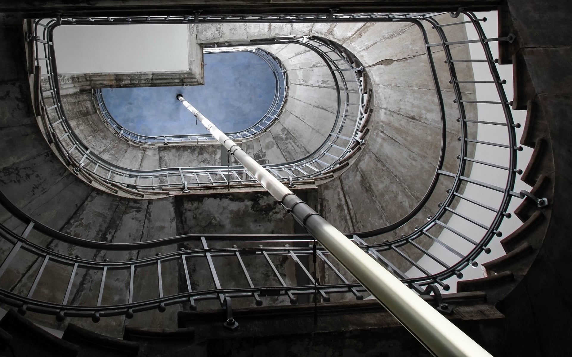 low angle view, directly below, steps and staircases, no people, metal, 1080P, indoors, staircase, pattern, spiral staircase, geometric shape, circle, HD Wallpaper