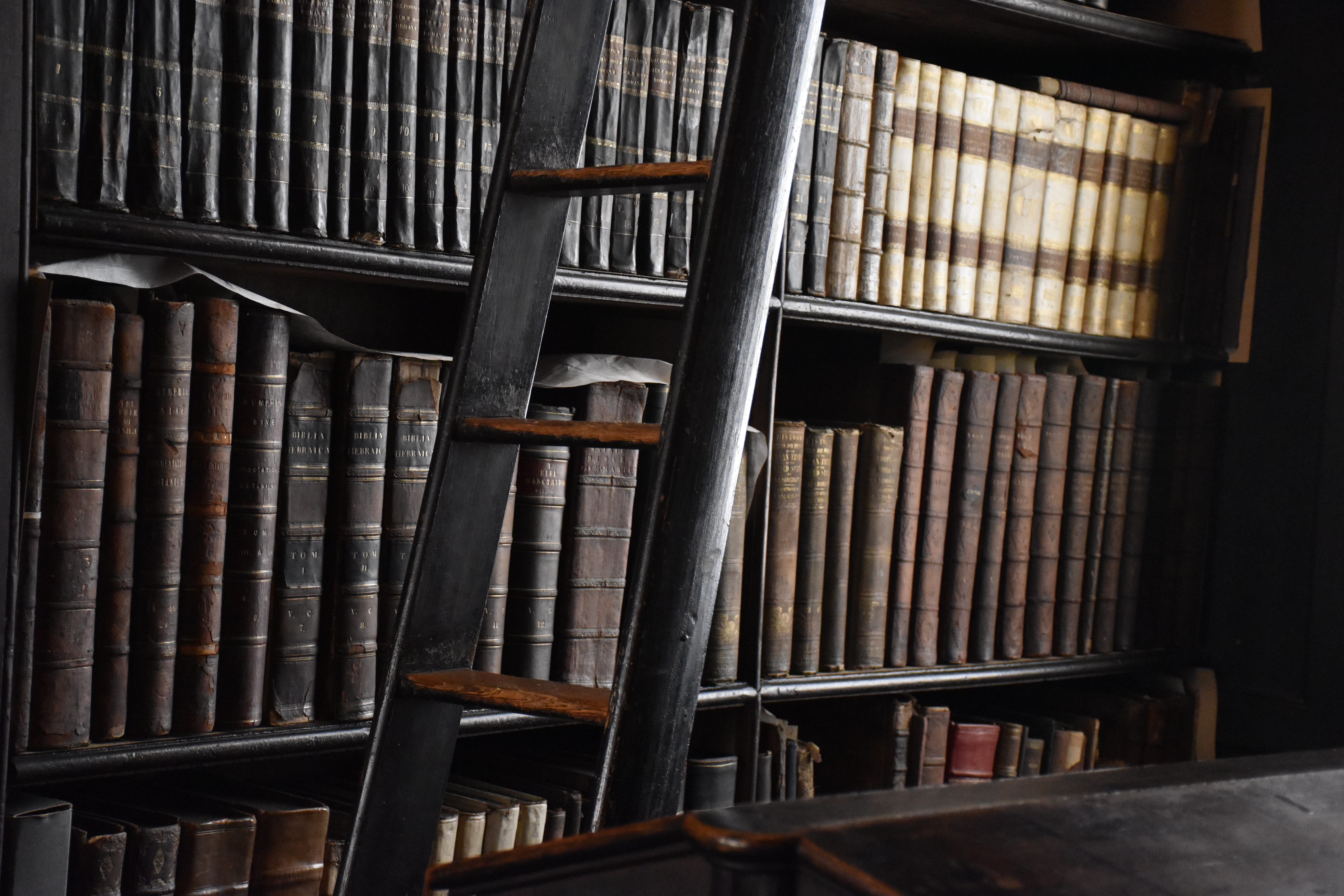 college, libro, stairway, livro, furniture, wood - material, order, building, bookcase, brown, staircase, indoors, dublin, athenaeum, books, large group of objects, HD Wallpaper