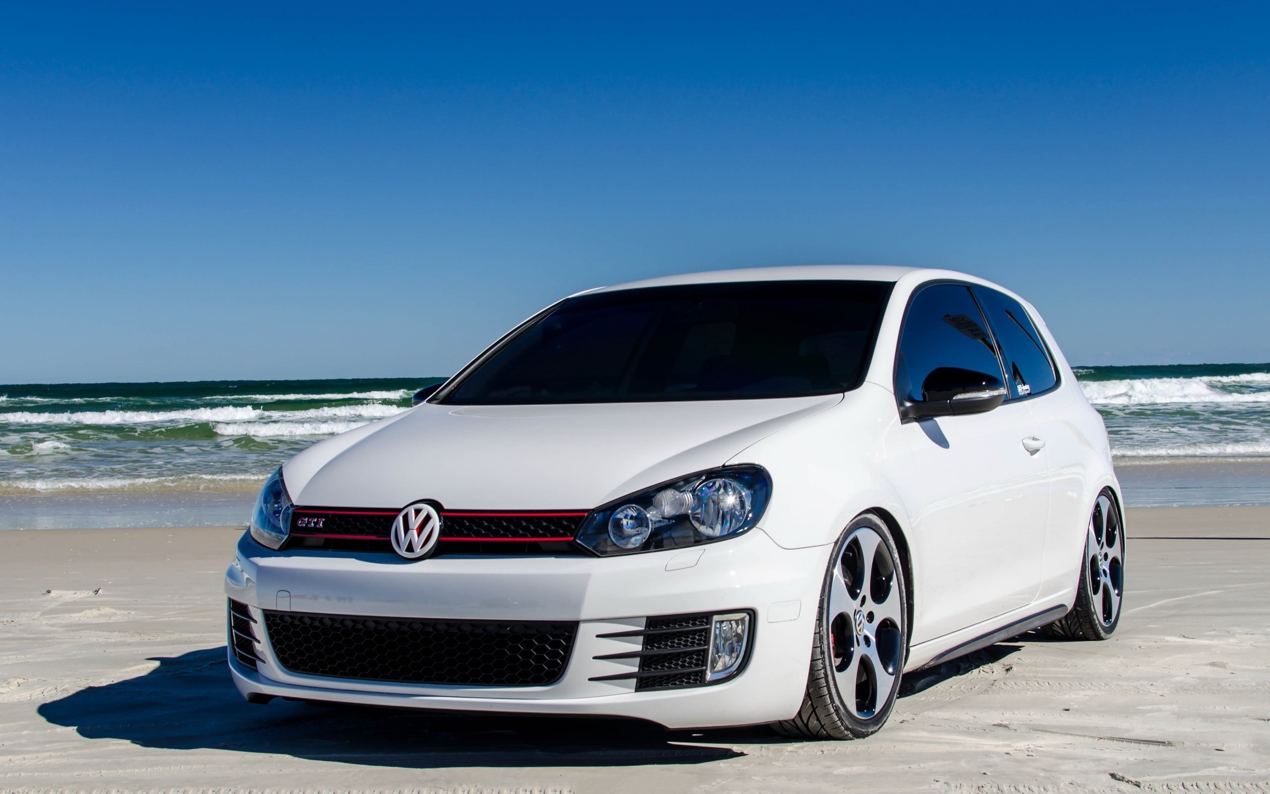 clear sky, Volkswagen, horizon, water, mode of transportation, outdoors, motion, sky, 2K, wave, beach, vehicle, day, land vehicle, blue, Volkswagen Golf Mk6 GTI, HD Wallpaper