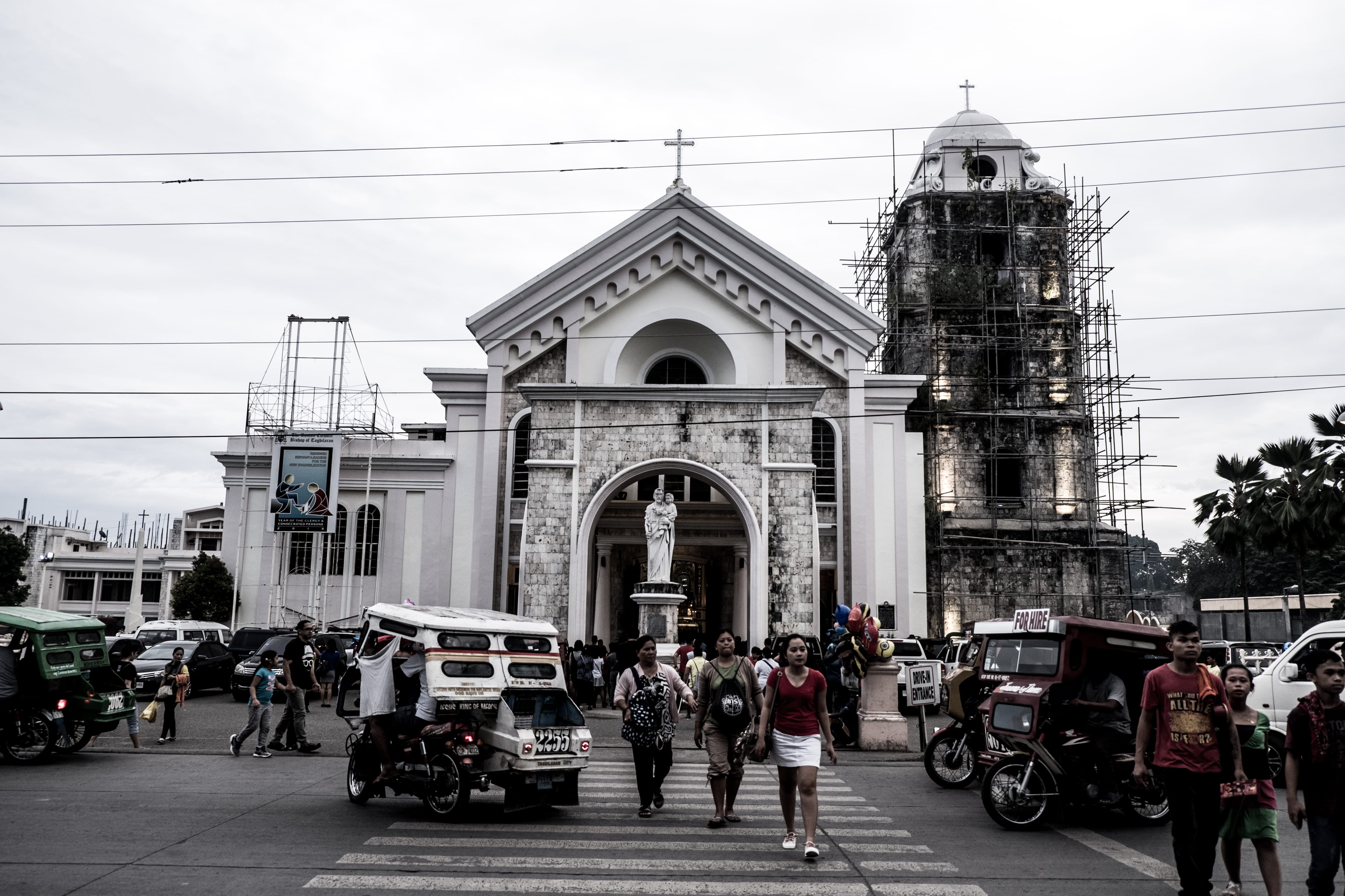 real people, black, transportation, urban, men, built structure, cable, street, chruch, building exterior, car, white, bohol, incidental people, sky, city, HD Wallpaper