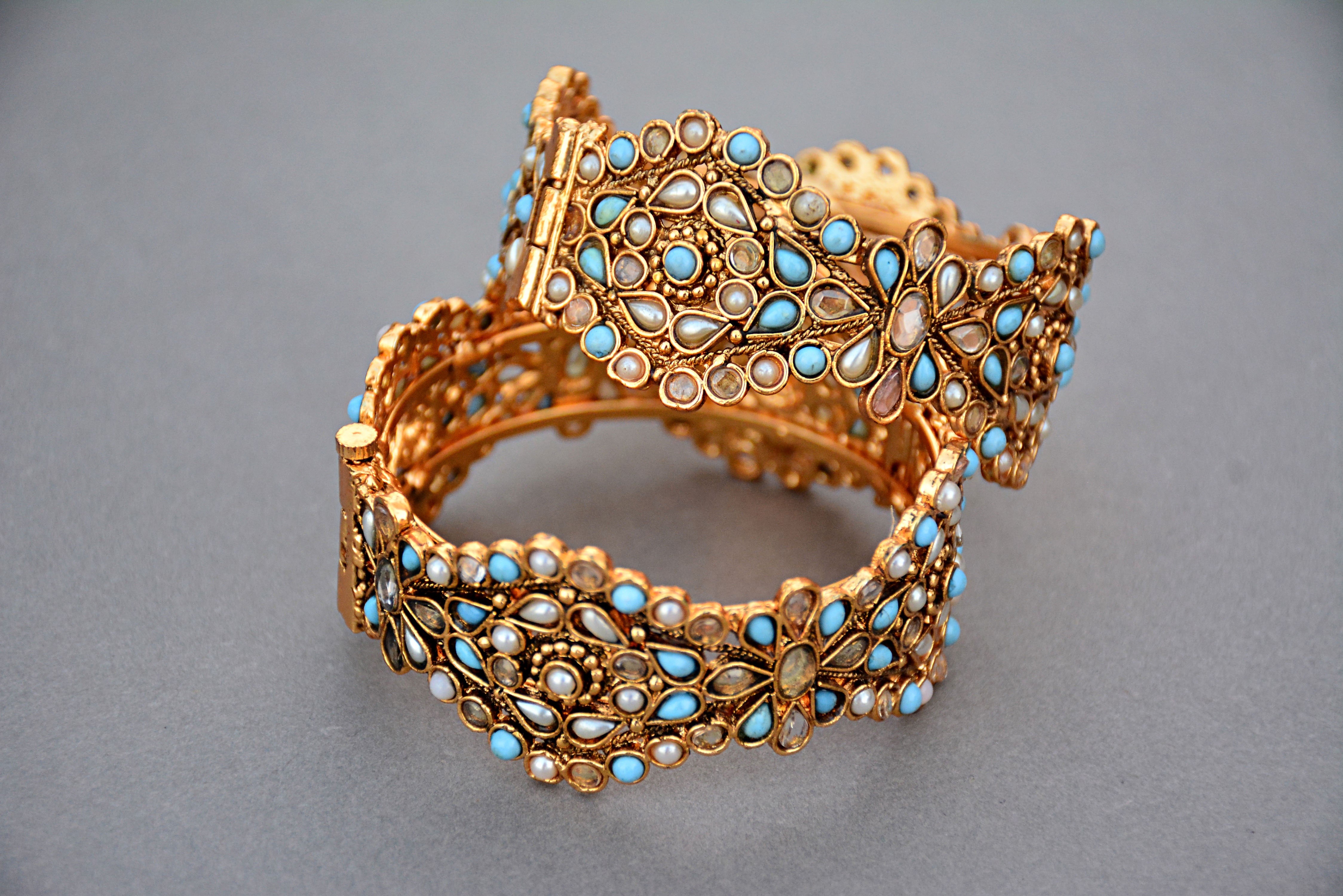 single object, expense, precious gem, art and craft, bracelet, gold, necklace, fashion, consumerism, gift, studio shot, colored, bangles, ornate, close-up, HD Wallpaper