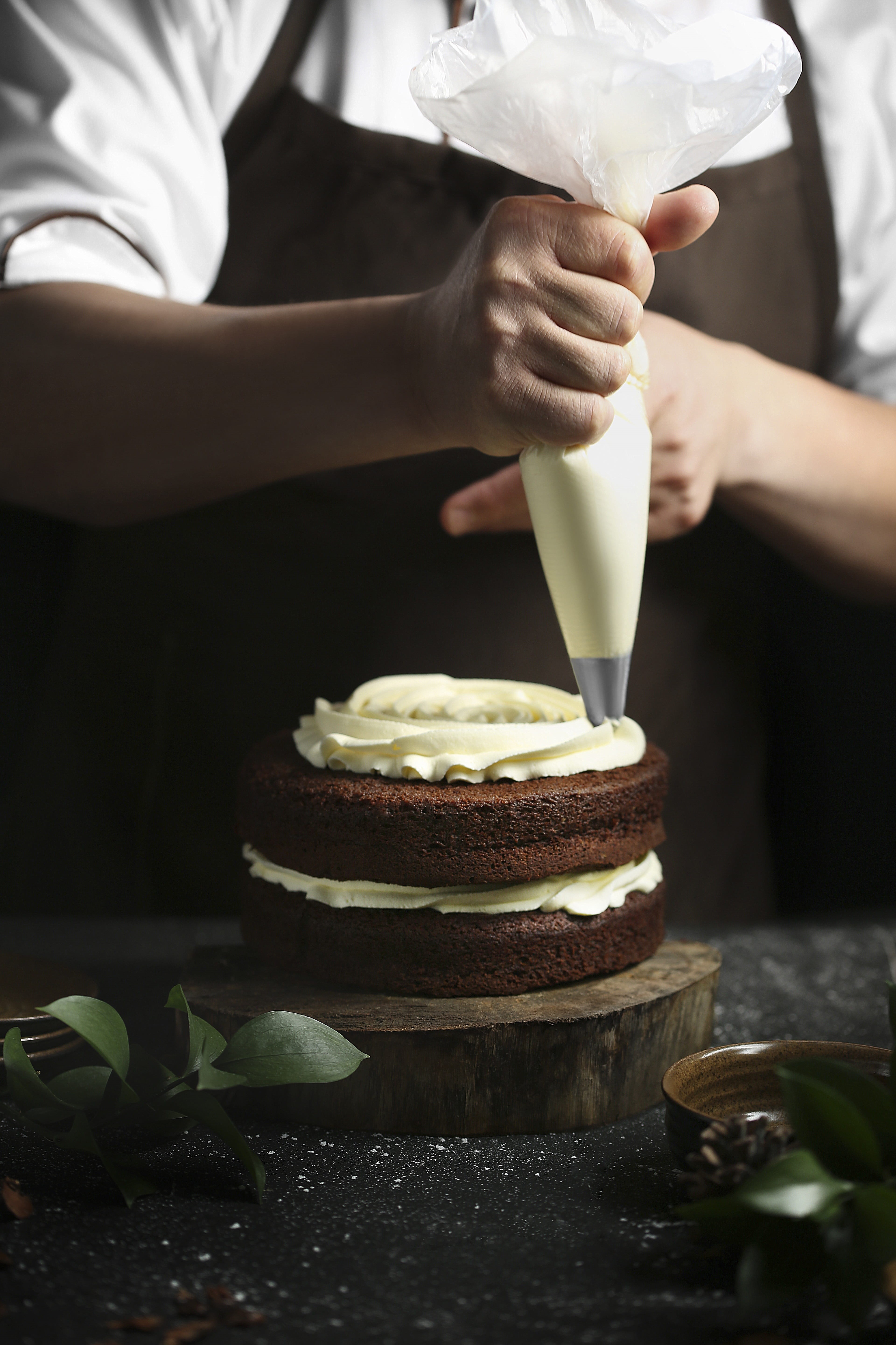 indoors, cream, baking soda, lam banh, indulgence, food and drink, chef, baked, sweet food, banh sinh nhat, human hand, cake, preparing food, sweet, midsection, Phone HD Wallpaper