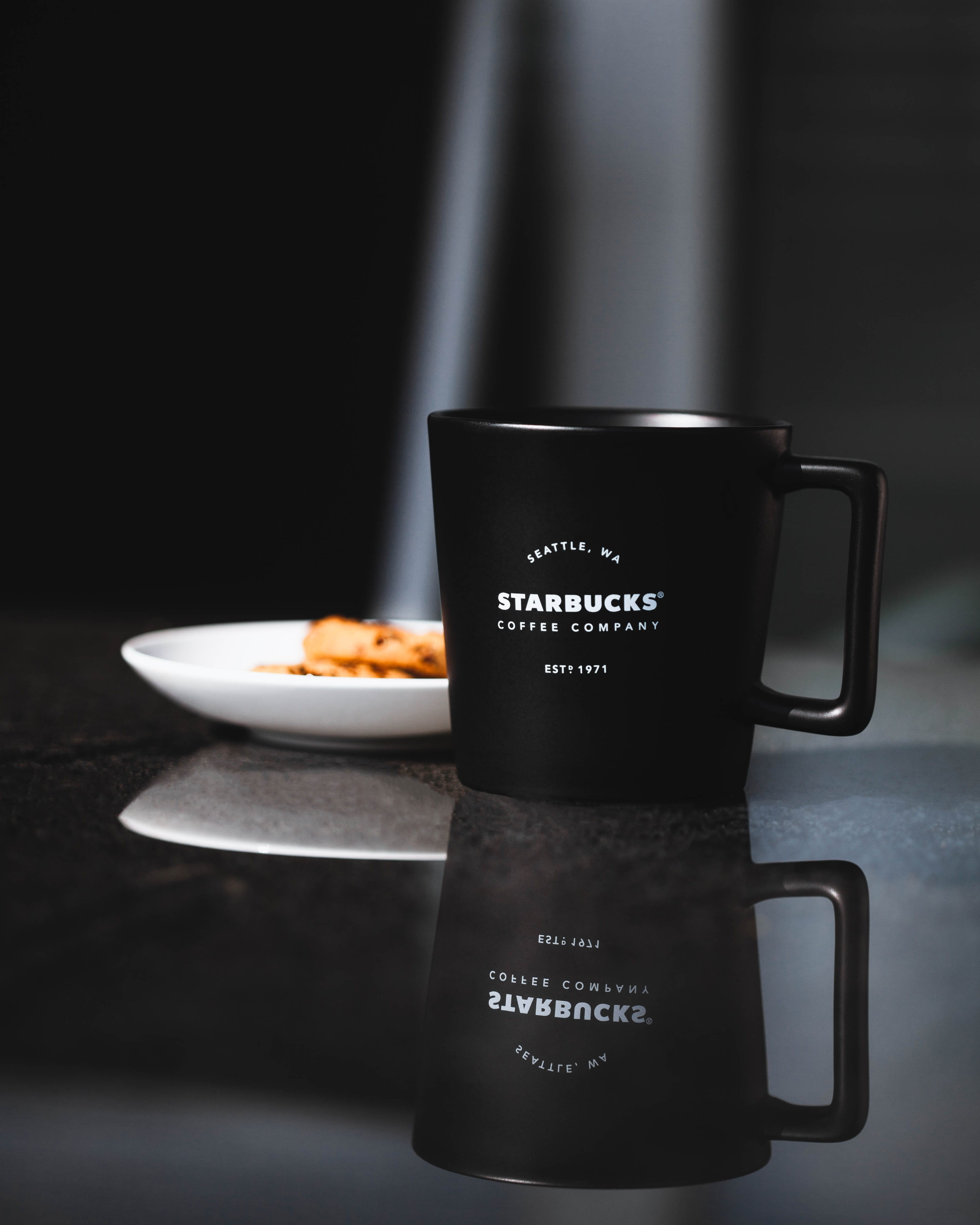 western script, minimalism, latte, design, white, modern design, reflcetion tabel, close-up, table, freshness, food, drink, cup, starbuck, crockery, refreshment, Phone HD Wallpaper