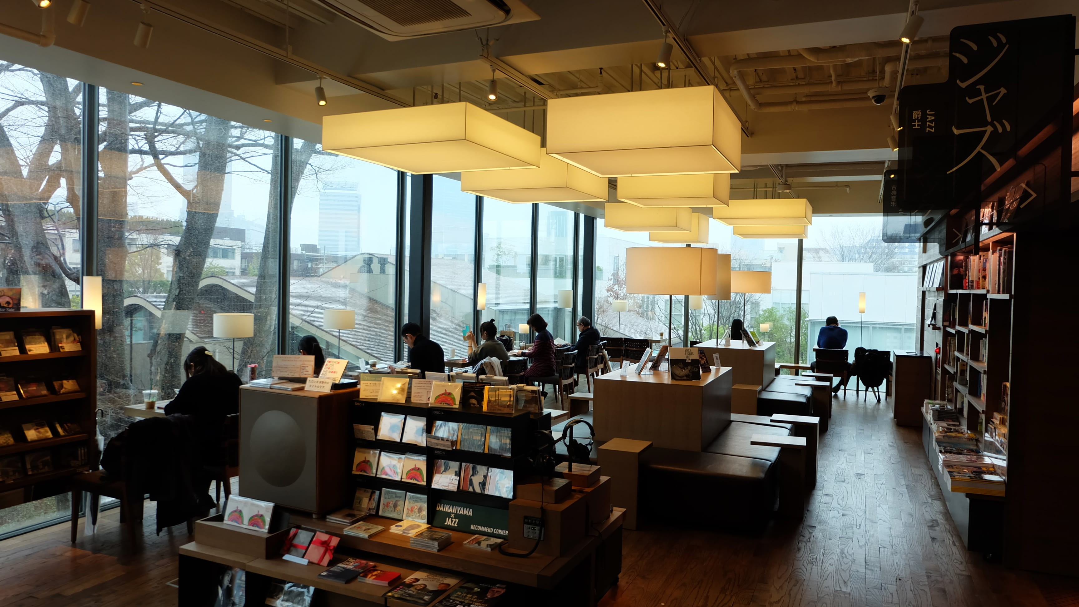 starbucks tsutaya daikanyama, in a row, wood - material, large group of objects, food and drink, people, tsutaya daikanyama, starbucks library, seat, shibuya, HD Wallpaper
