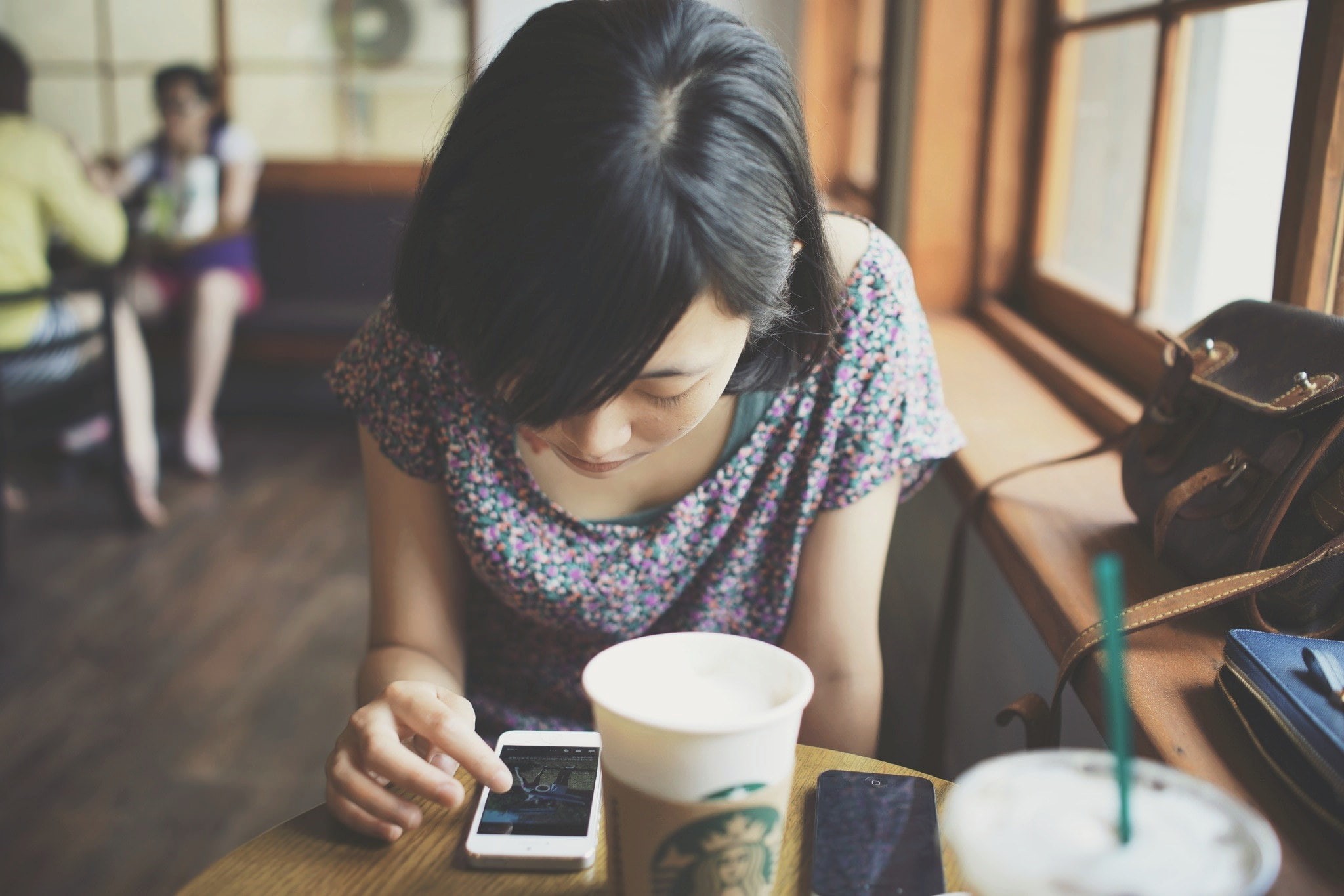 Asian, cellphone, 1080P, women outdoors, coffee, women, starbucks, HD Wallpaper