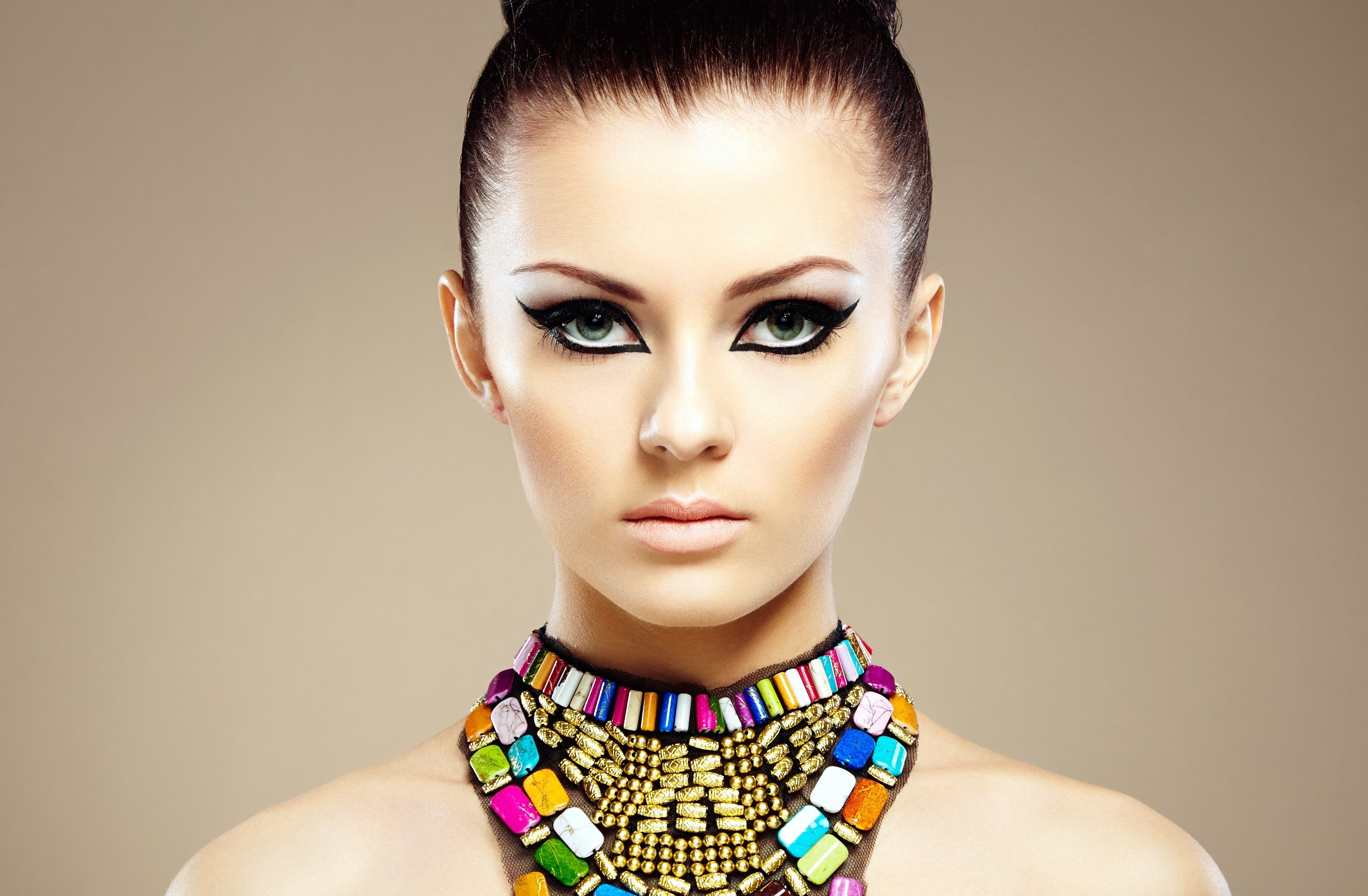 2K, look, girl, colored, arrows, hair, green eyes, shoulders. background, bib, makeup, women, jeweled, decoration, s, necklace, gold, HD Wallpaper