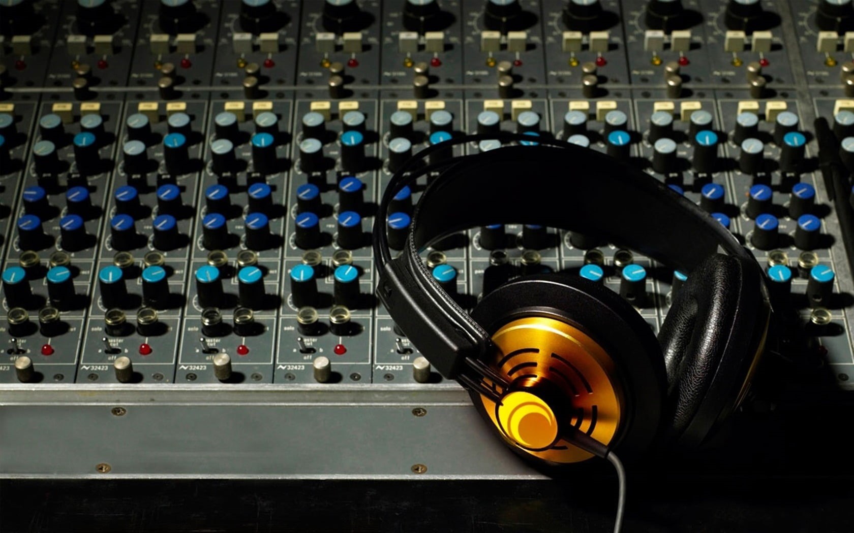 machinery, arts culture and entertainment, music, no people, electricity, party, mixer, Studio, DJ, stereo, black, indoors, headphones, equipment, machine Part, HD Wallpaper