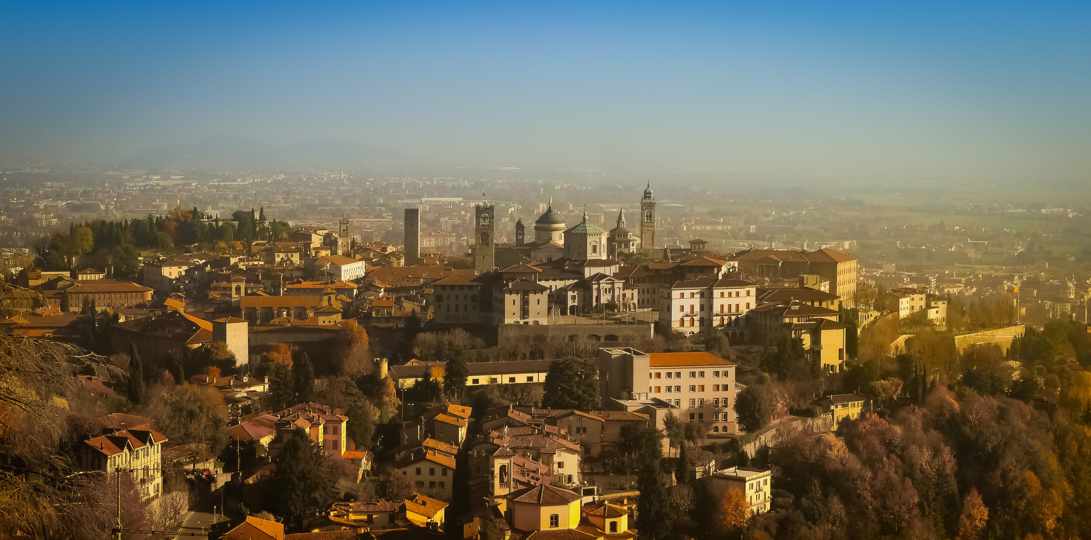 city life, urban skyline, building exterior, architecture, sky, high angle view, city, hill, crowded, skyscraper, province of bergamo, apartment, office building exterior, HD Wallpaper