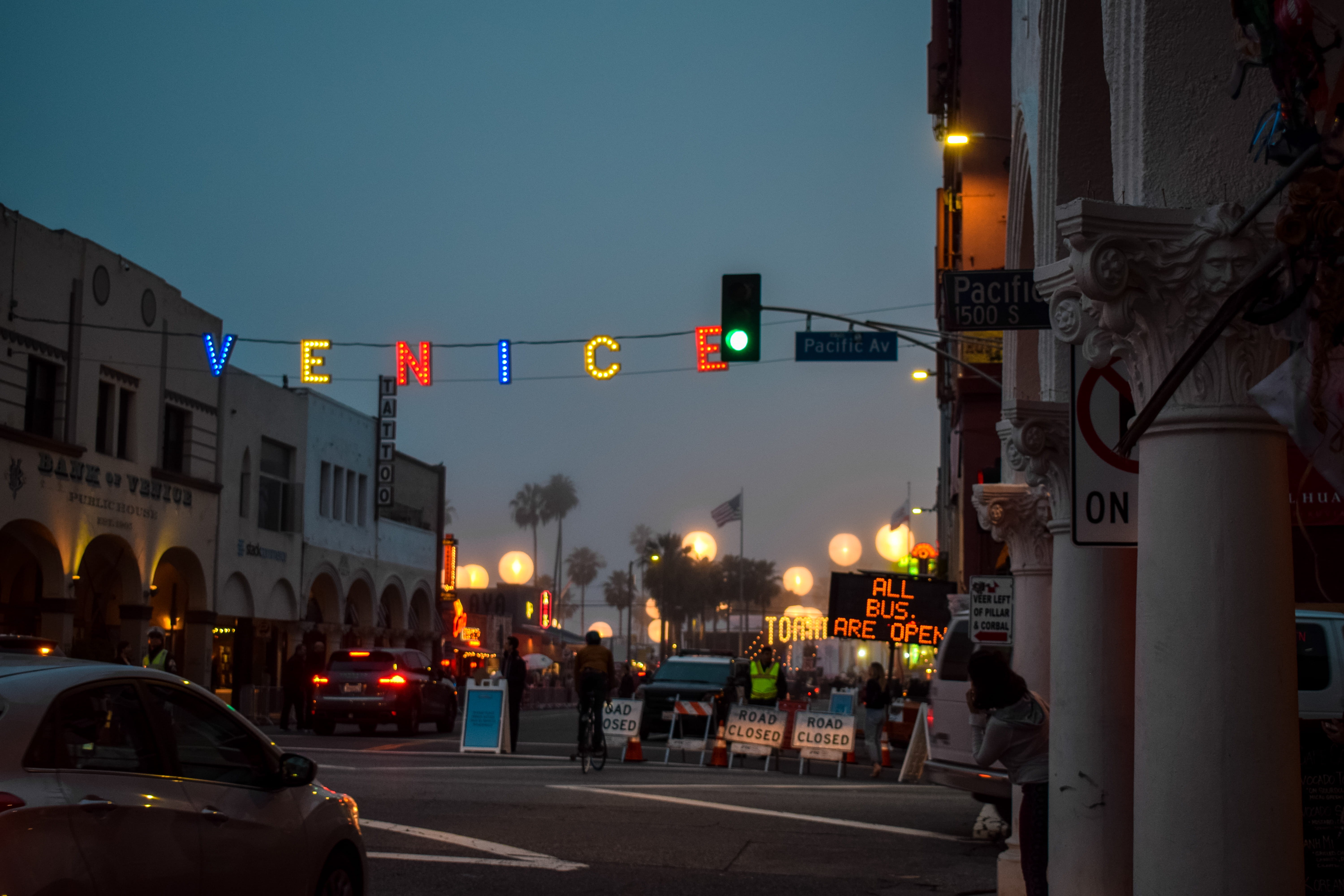 city life, building exterior, 5K, road, dusk, architecture, outdoors, built structure, america, road signal, city street, venice beach, land vehicle, la, HD Wallpaper