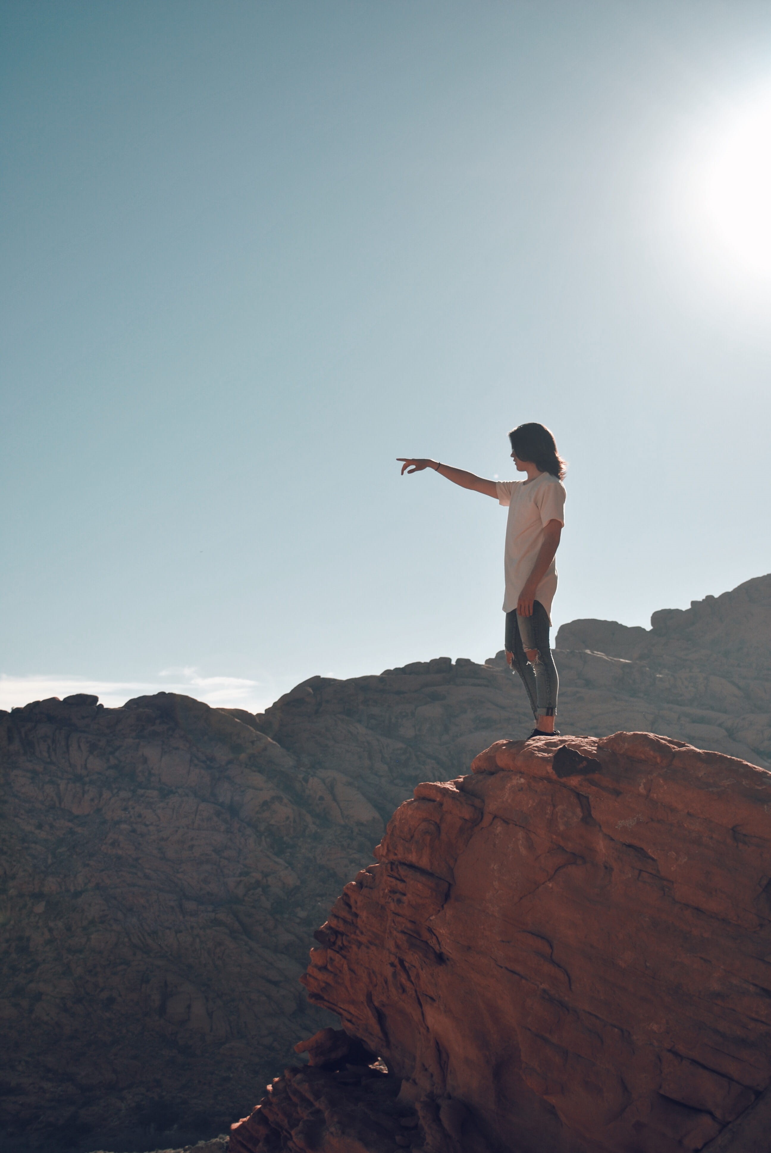 sunlight, white, human arm, lifestyles, 4K, apparel, finger, peak, leisure activity, mountain range, daytime, standing, full length, outdoors, flare, sky, Phone HD Wallpaper