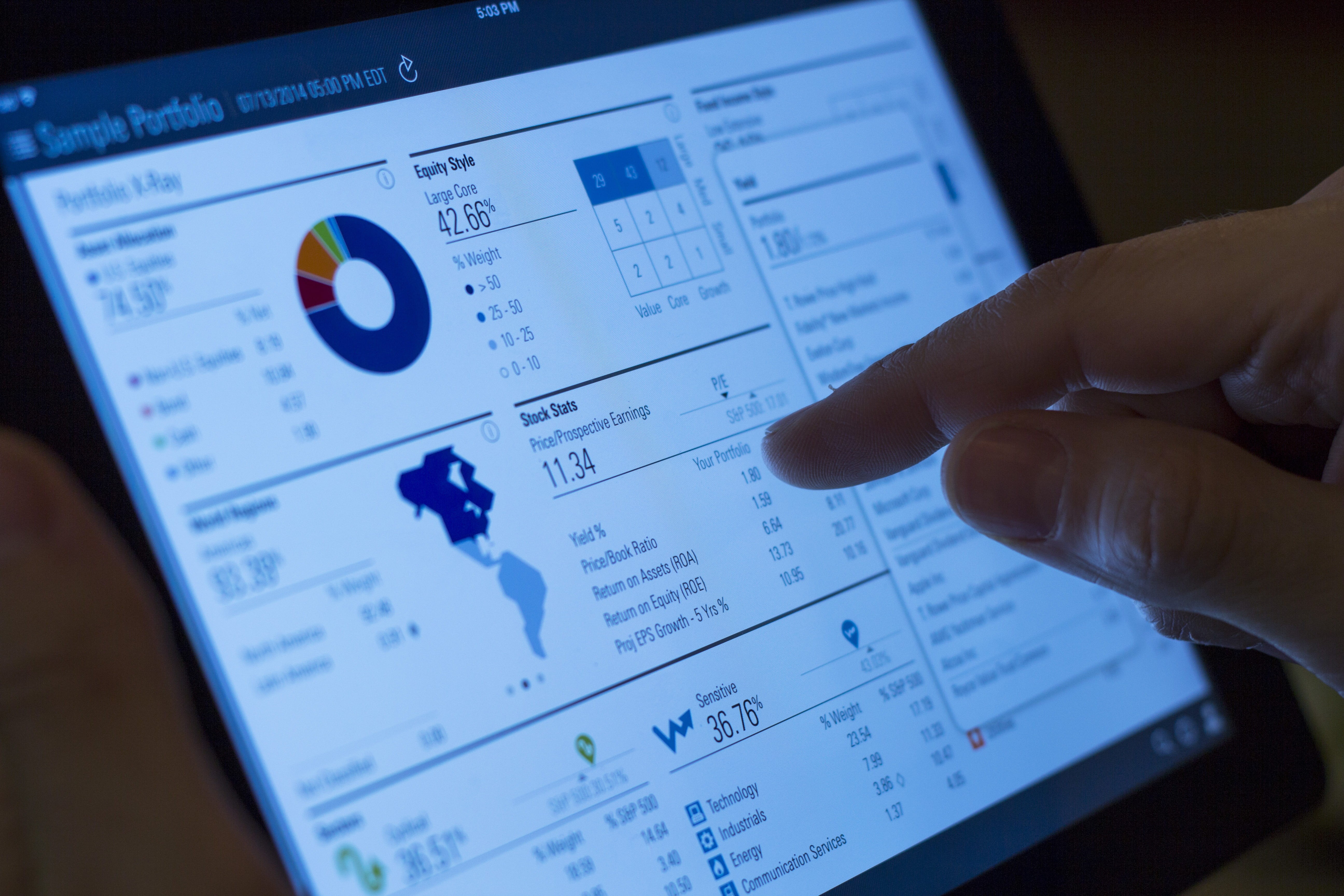 focus on foreground, business, portfolio, screen, human finger, computer, gesturing, people, technology, close-up, body part, turned, wireless technology, HD Wallpaper