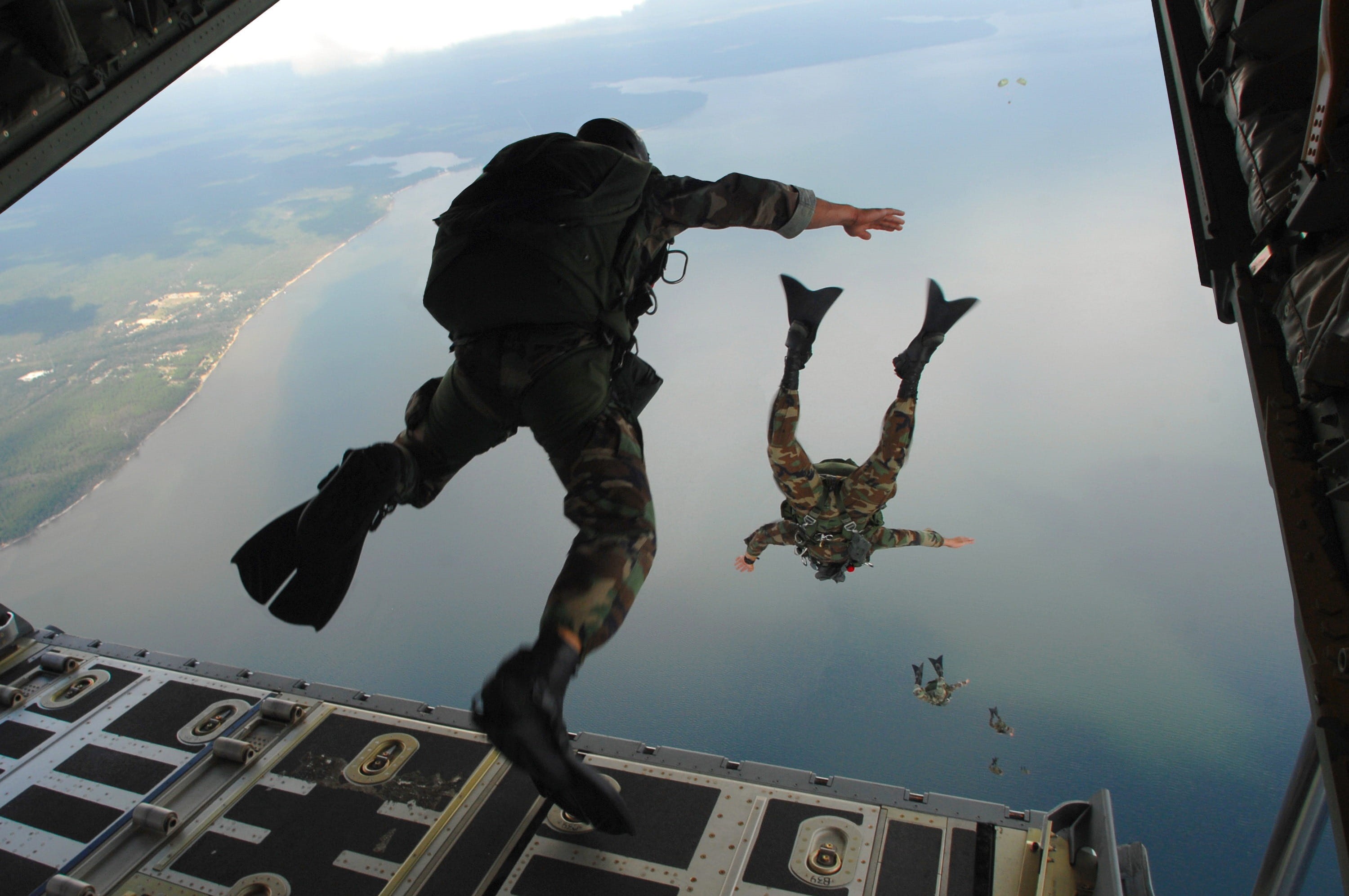parachutist, parachute, outdoors, exhilaration, soldiers, real people, war effort, water, leaving, extreme sports, risk, people, plane, human arm, special forces, HD Wallpaper