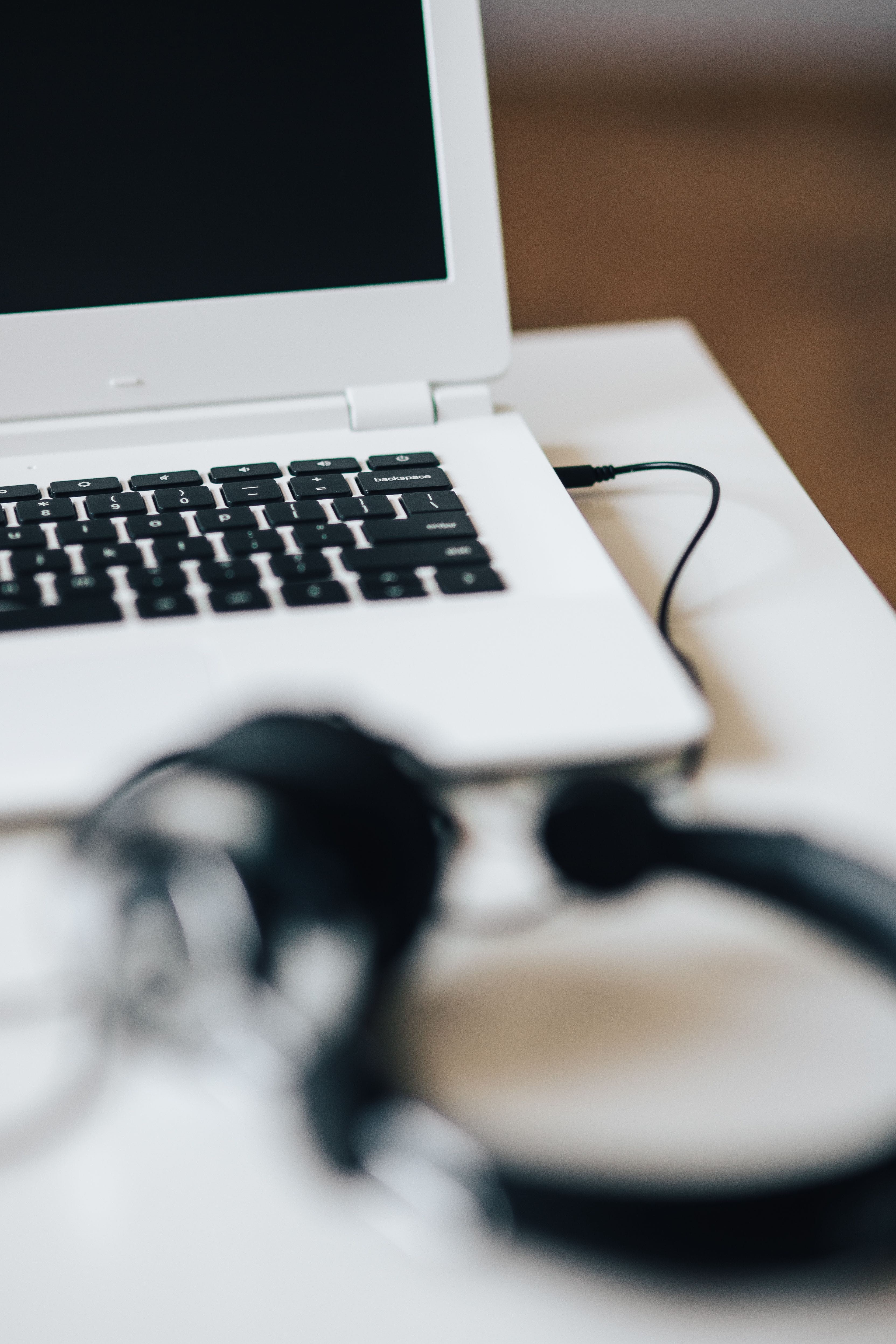 wireless technology, 4K, cell phone, working, using laptop, desk, computer equipment, pC, headphones, no People, computer Mouse, furniture, technology, Phone HD Wallpaper