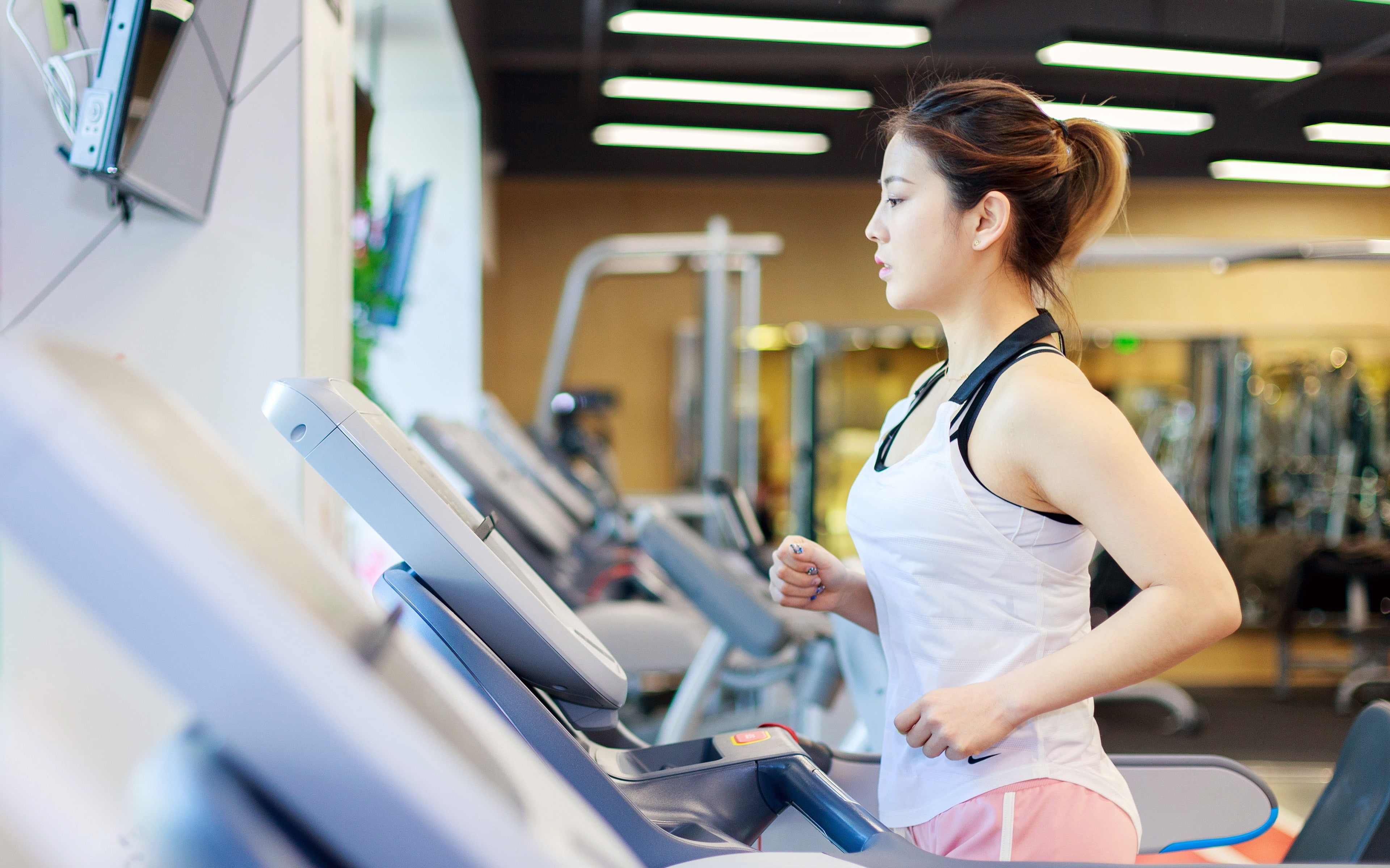 body conscious, side view, beauty, lifestyles, profile view, exercise machine, fitness, young women, young adult, health club, treadmill, women, adult, HD Wallpaper