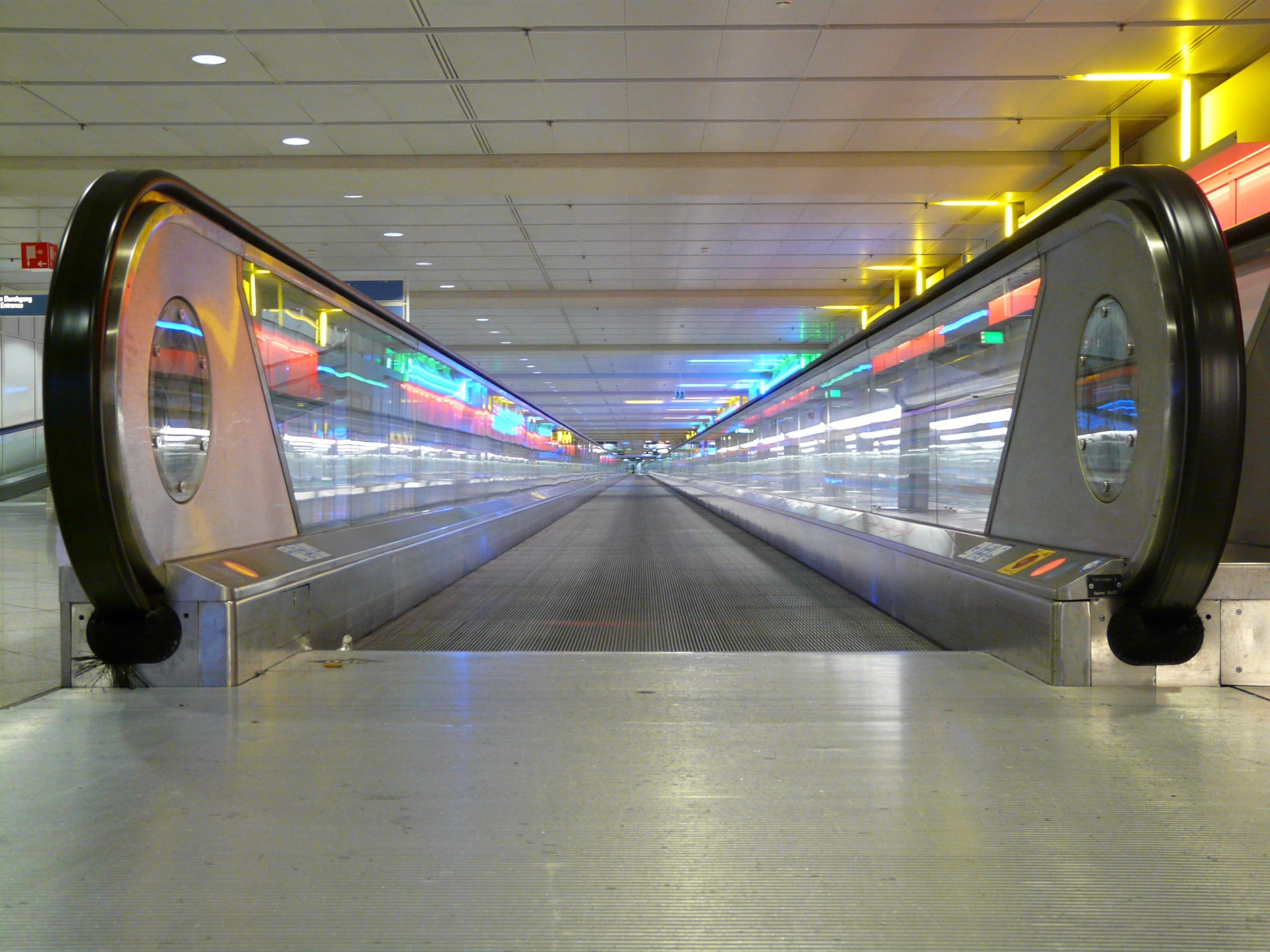 train - vehicle, transport, movement, flooring, subway station, entry, gray, at the beginning, treadmill, modern, no people, roller platform, roll band, HD Wallpaper