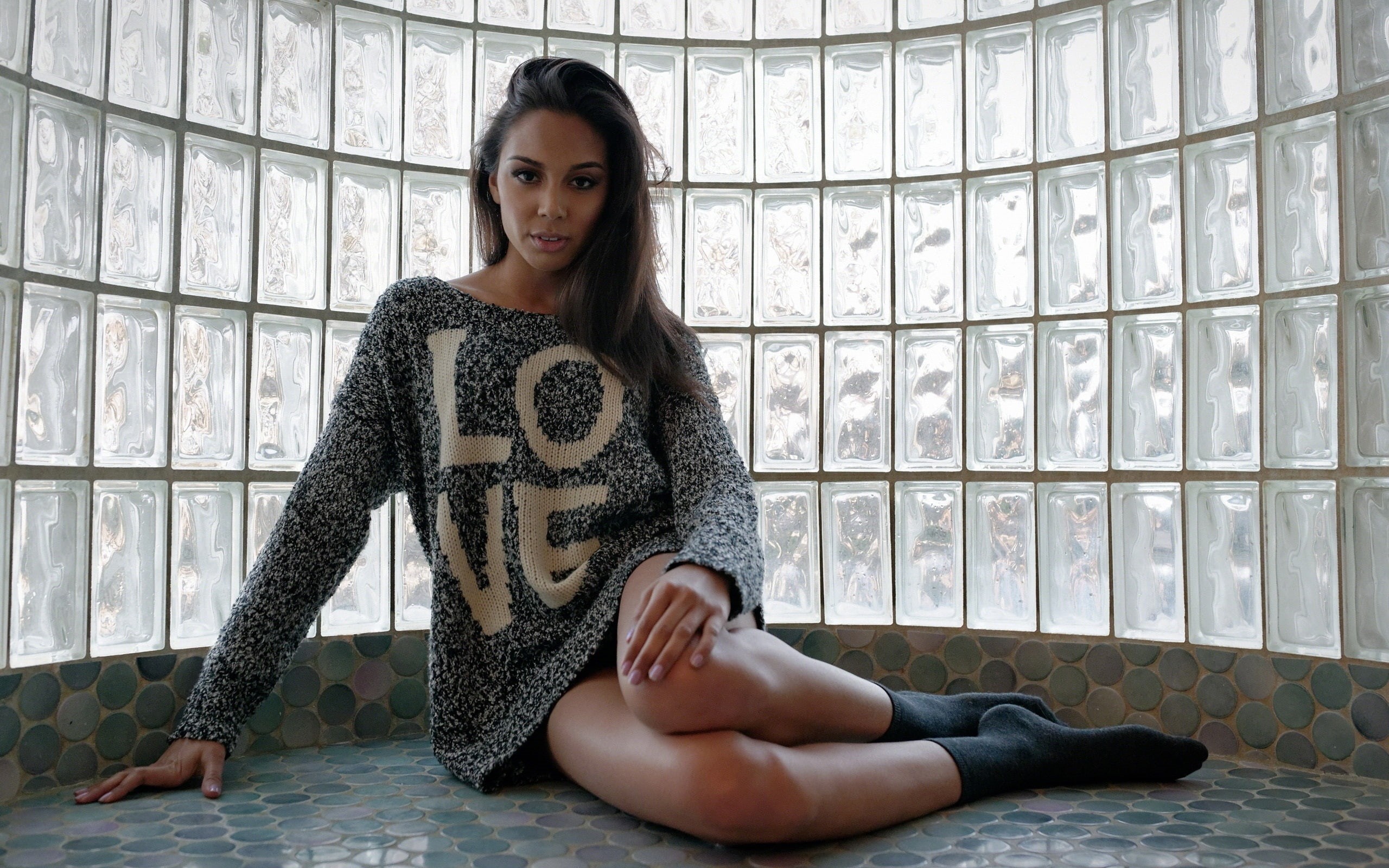 Brunette, Girl, 2K, Posture, Sweater, Fashion, Legs, HD Wallpaper