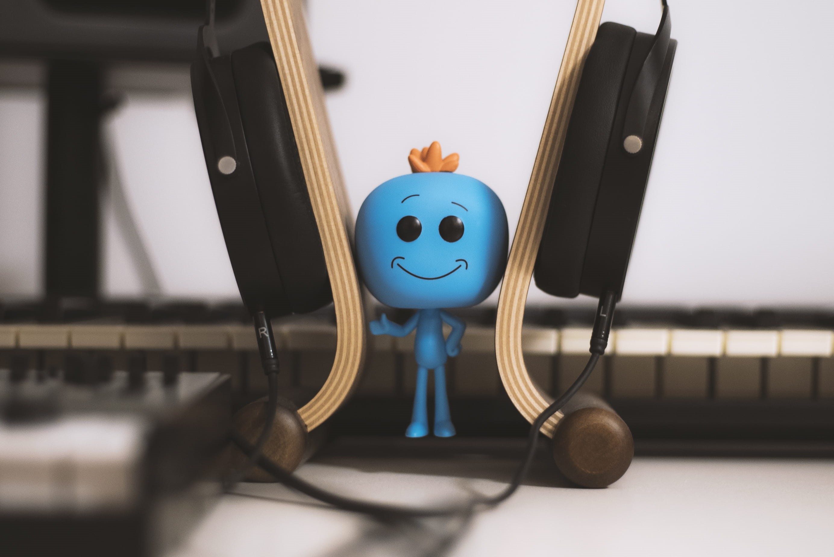 human representation, technology, indoors, smiling, anthropomorphic smiley face, anthropomorphic face, figure, white, wood, toy, smile, sport, speakers, HD Wallpaper