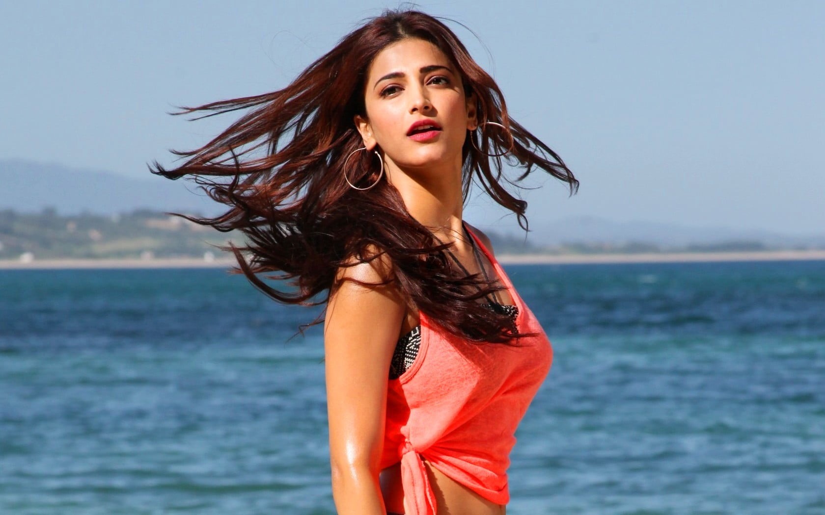 standing, outdoors, bollywood, Female Celebrities, pink, tank, one person, hairstyle, shruti, young adult, wind, sea, beauty, haasan, rajalakshmi, fashion, HD Wallpaper