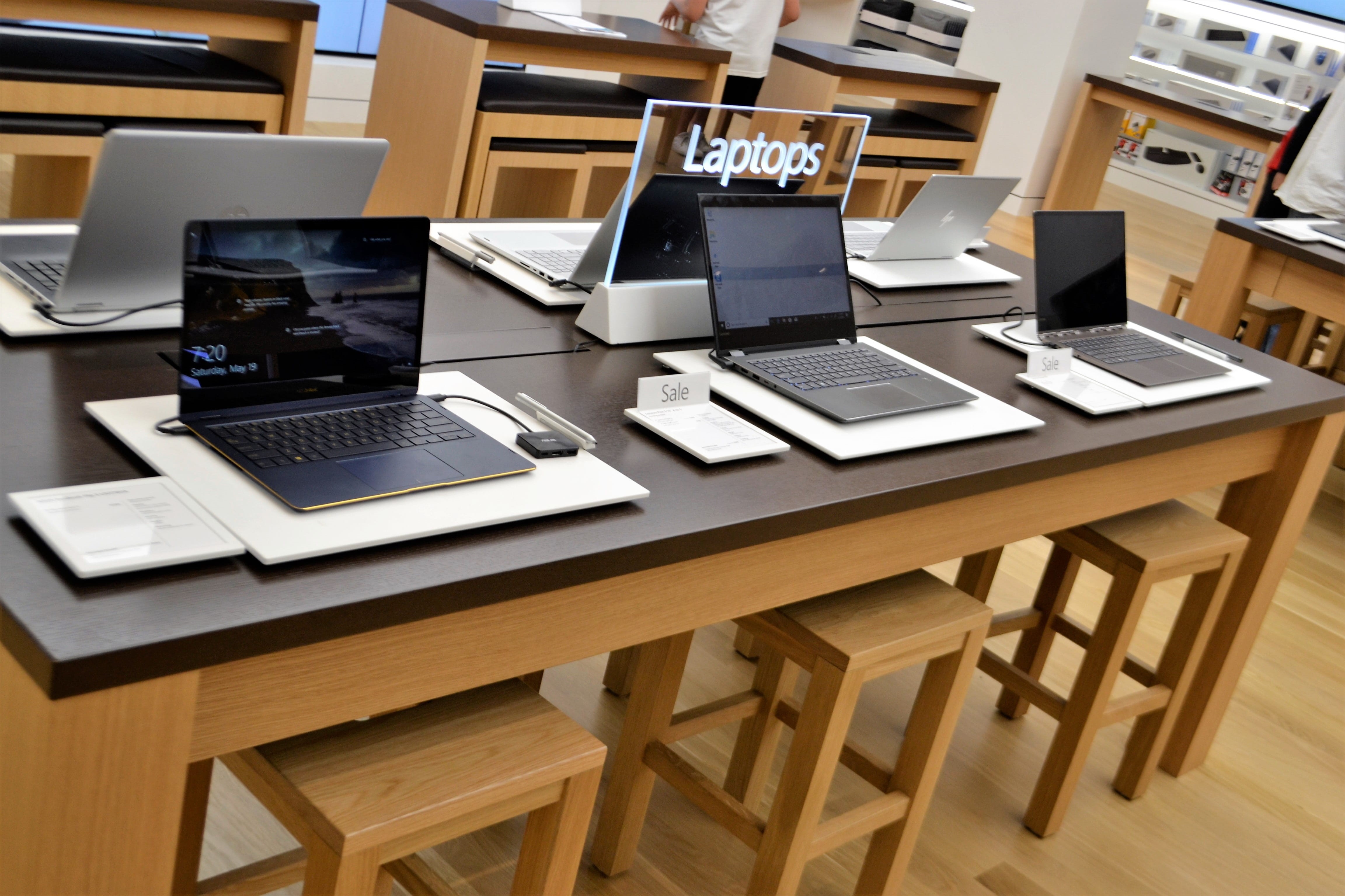 no people, tablet, table, notebook, store, wireless, large group of objects, design, education, multimedia, 4K, indoors, communication, pc, desk, technology, HD Wallpaper