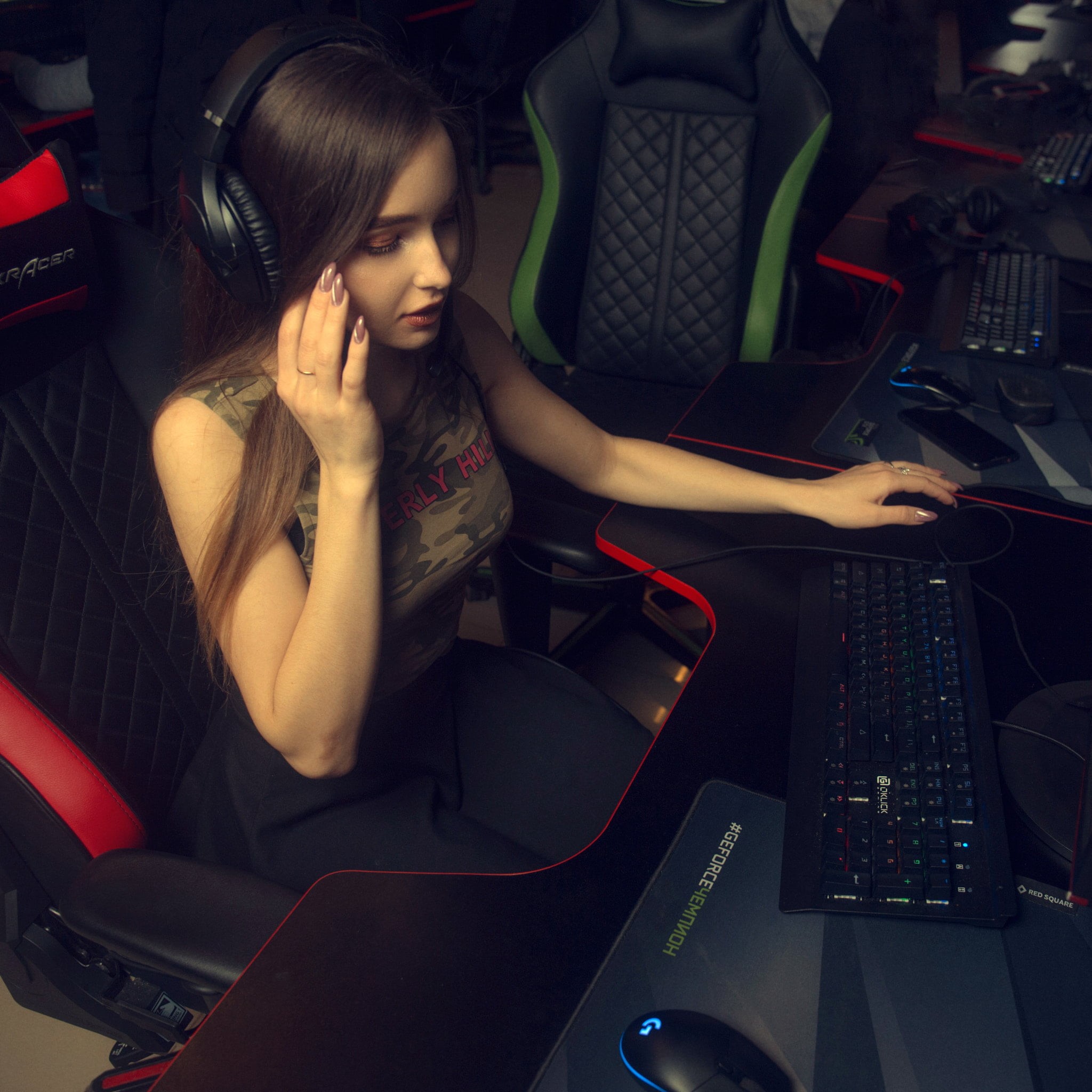 Vadim Aksyonov, women, painted nails, straight hair, keyboards, long hair, computer mice, 1080P, brunette, mouse pad, headphones, makeup, Phone HD Wallpaper