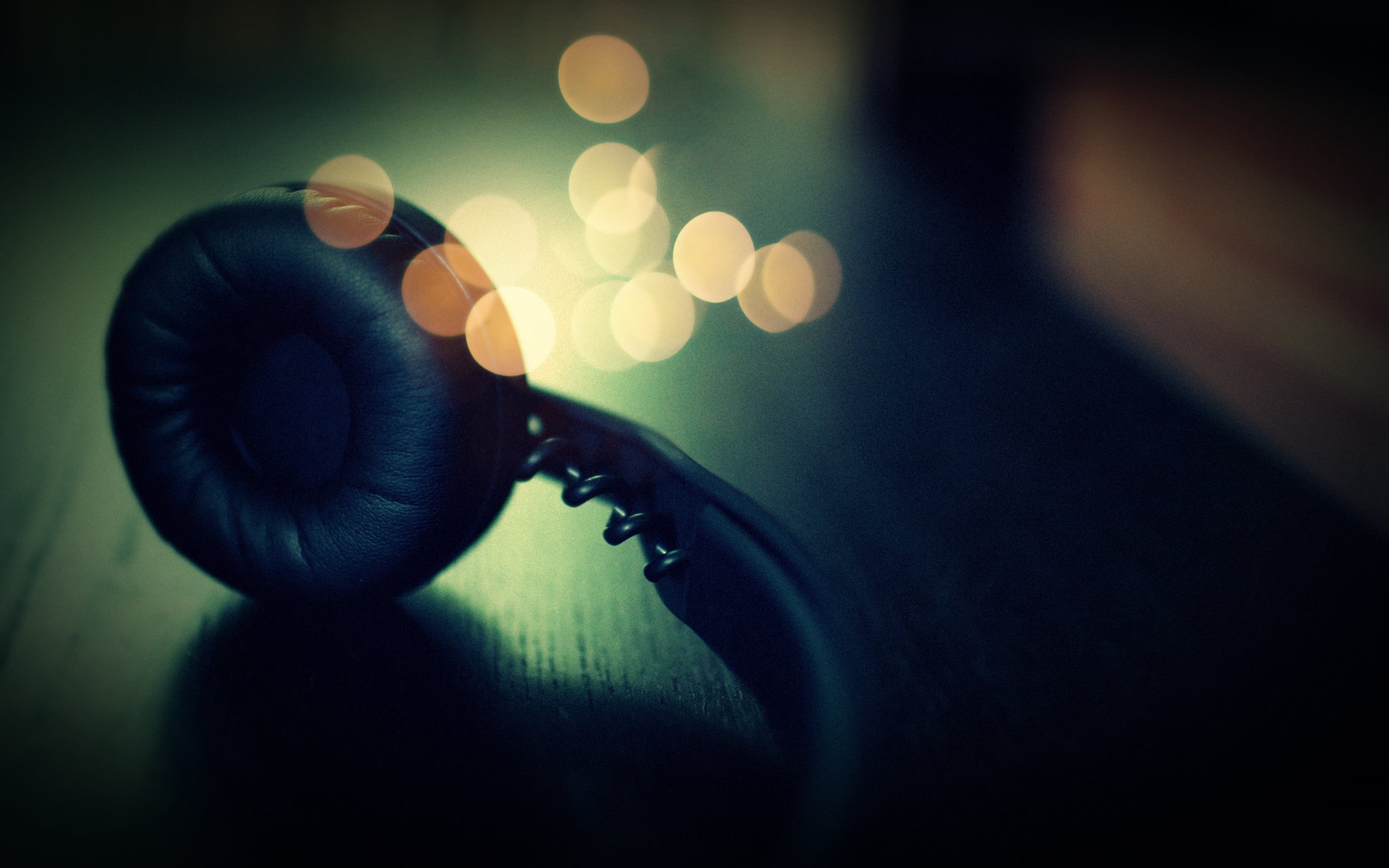 blue, hand, spiral, technology, selective focus, indoors, finger, night, focus on foreground, holding, dark, concepts, music, human body part, 2K, human hand, HD Wallpaper