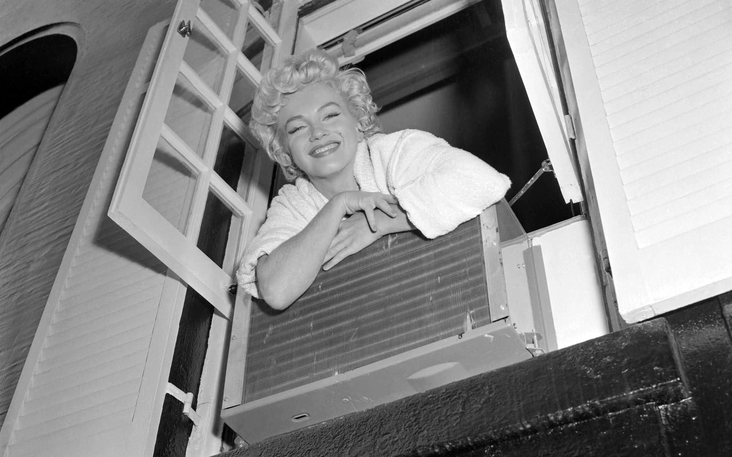 casual clothing, childhood, Norma Jeane, smiling, day, leisure activity, looking at camera, monroe, lifestyles, front view, portrait, grayscale, marilyn, HD Wallpaper