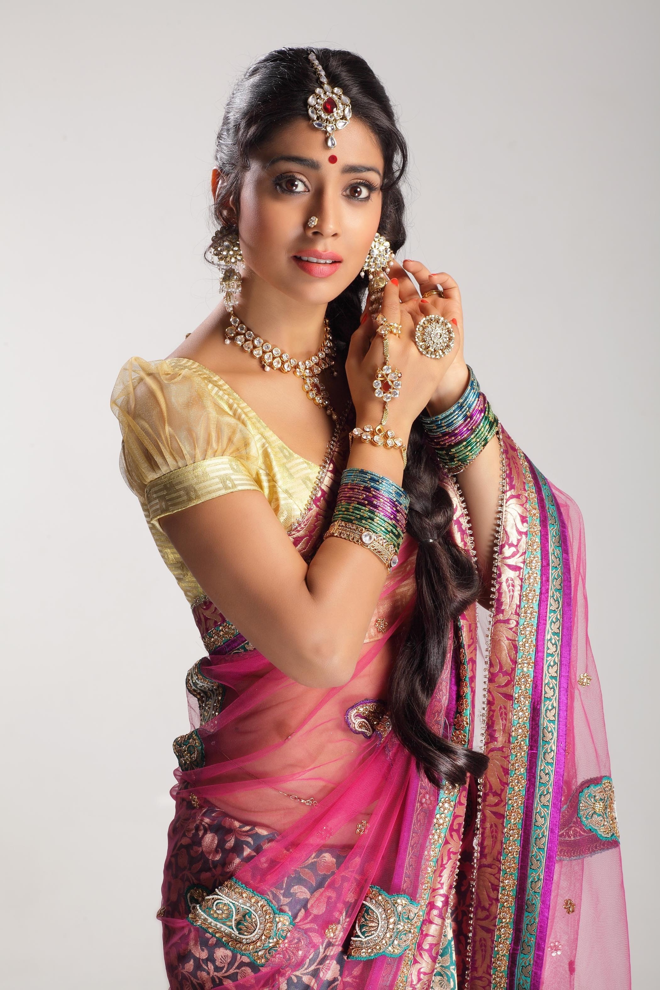 saran, shreya, 2K, Phone HD Wallpaper