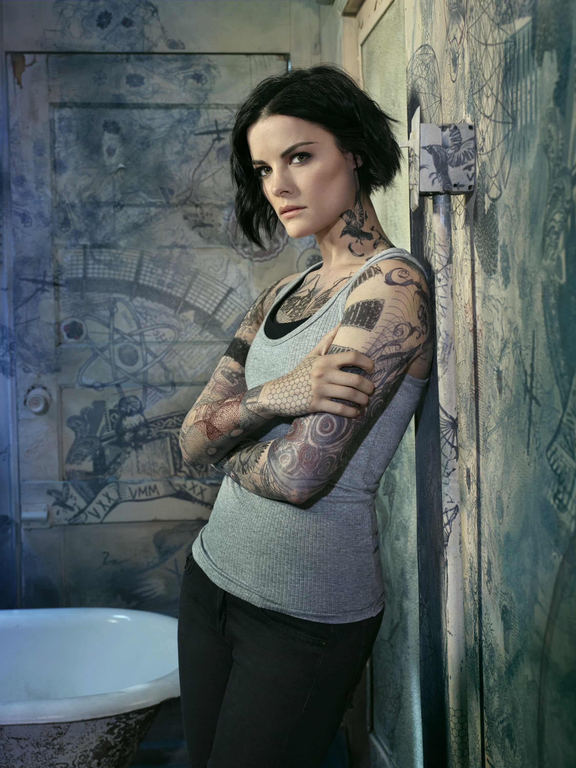 2K, tank top, Blindspot, women, bathtub, indoors, looking at viewer, actress, Jaimie Alexander, standing, short hair, tattoo, brunette, Phone HD Wallpaper