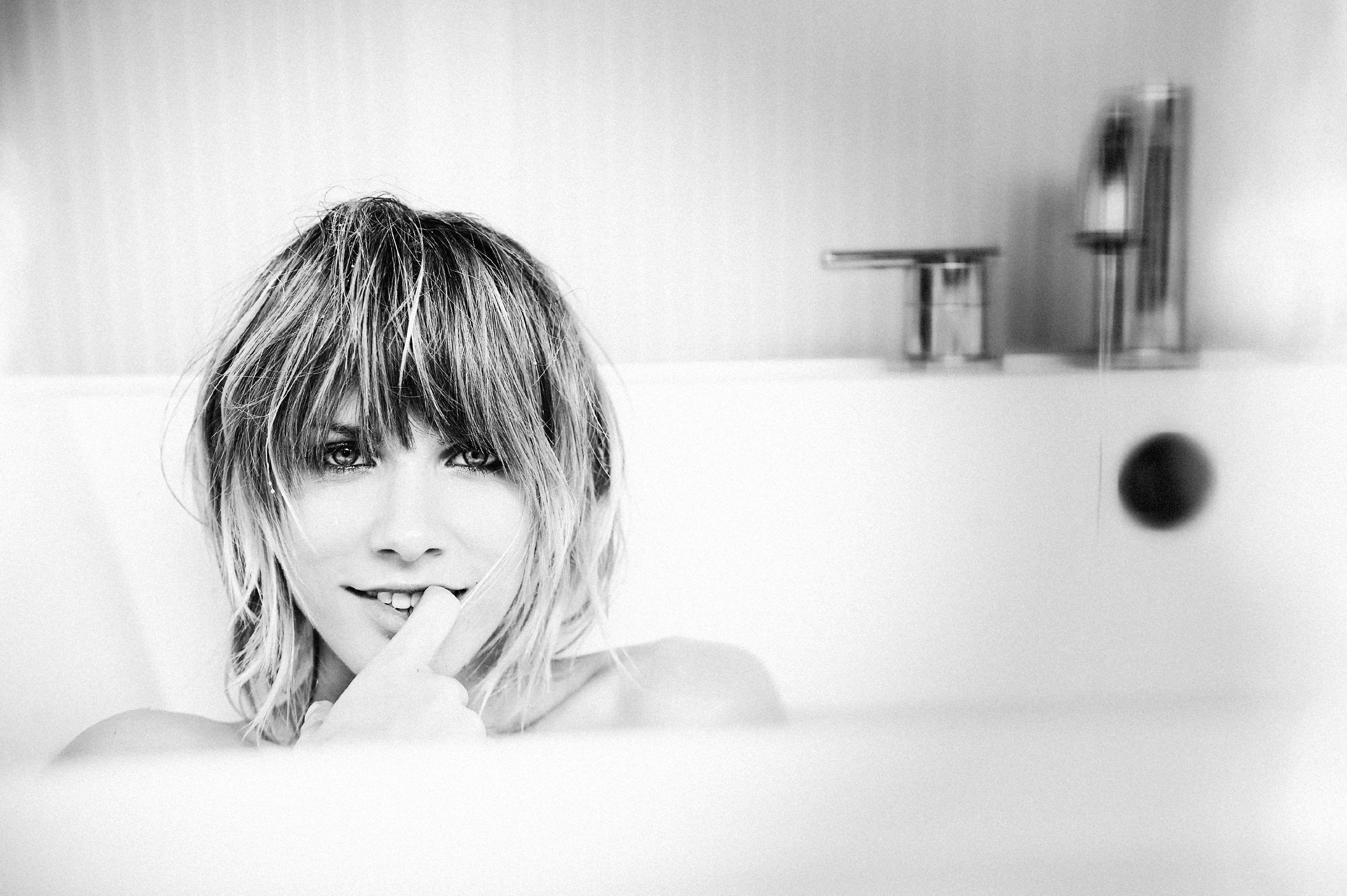 real people, domestic room, females, 4K, indoors, one person, human face, child, happiness, bathtub, lifestyles, childhood, innocence, portrait, monochrome, HD Wallpaper
