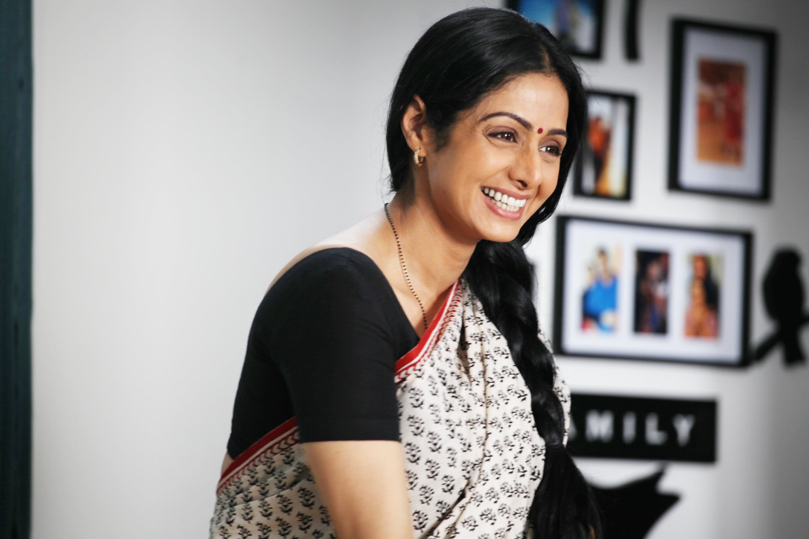 women, english, 2012, white, sridevi, black, smiley, s, m, floral, Movies, Bollywood Movies, shawl, bollywood, 2K, vinglish, HD Wallpaper