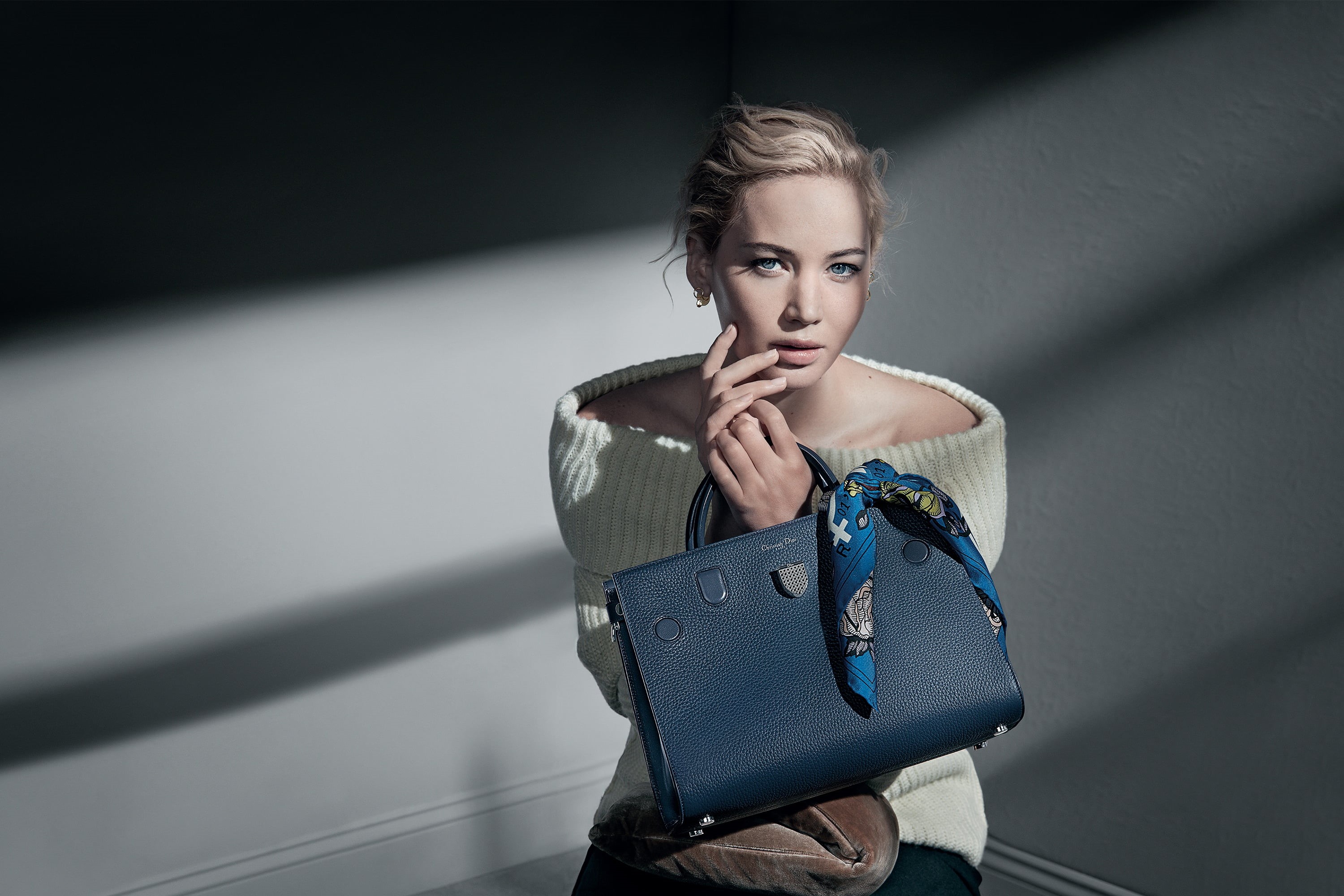 jumper, brand, actress, Jennifer Lawrence, hairstyle, bag, Dior, advertising, makeup, shawl, model, photoshoot, 2K, blonde, Patrick Demarchelier, HD Wallpaper