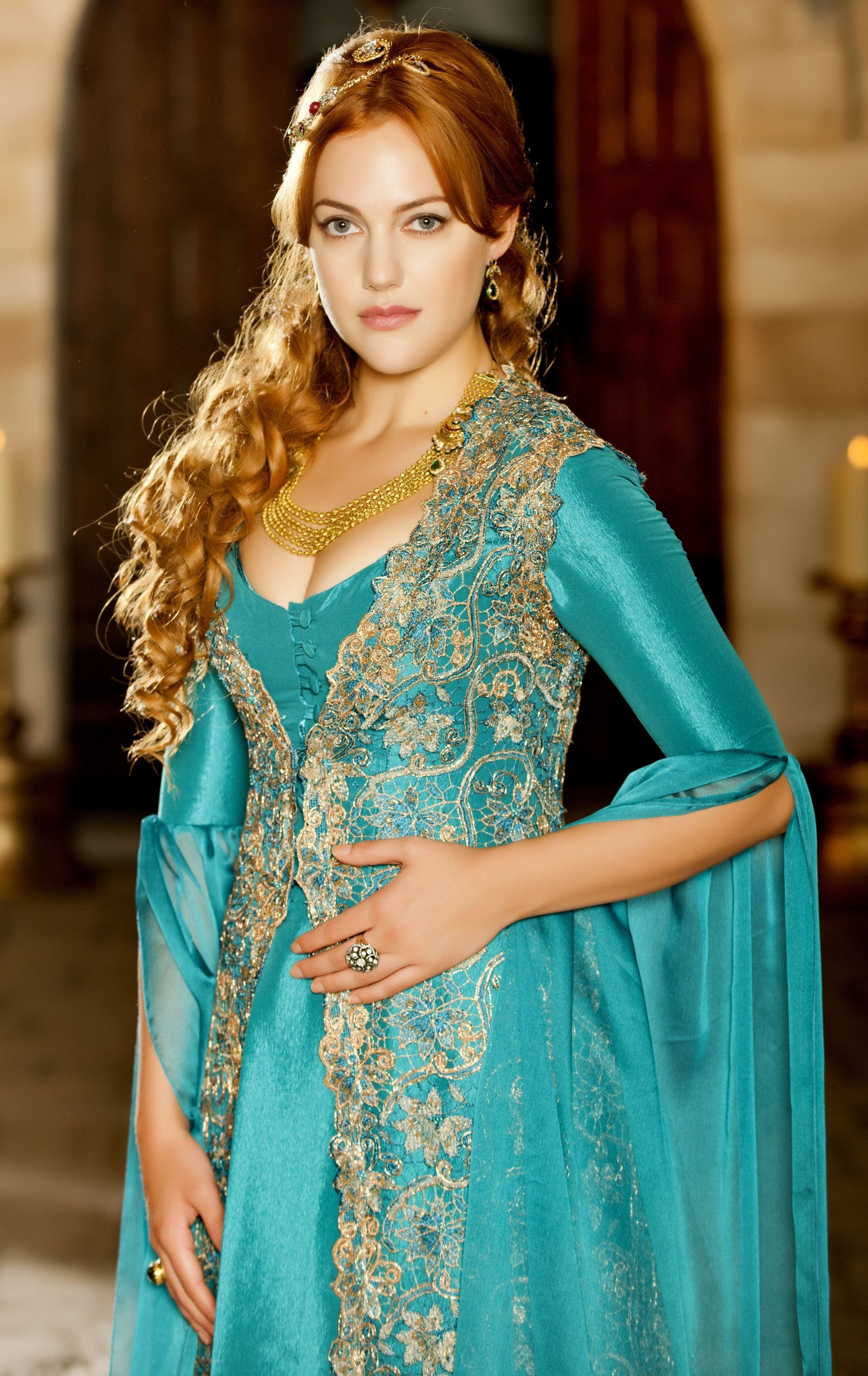 turkish actress, 4K, cleavage, Meryen uzerli, dress, readhead, Magnificent century, Turkish, Phone HD Wallpaper