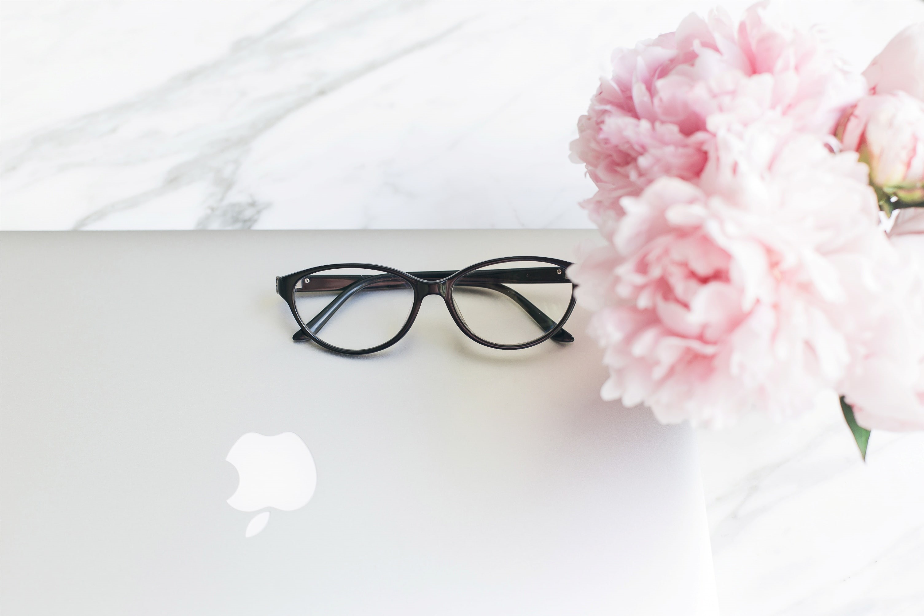 apple, tender, glasses, pink, 2K, flowers, marble, bouquet, laptop, peonies, HD Wallpaper