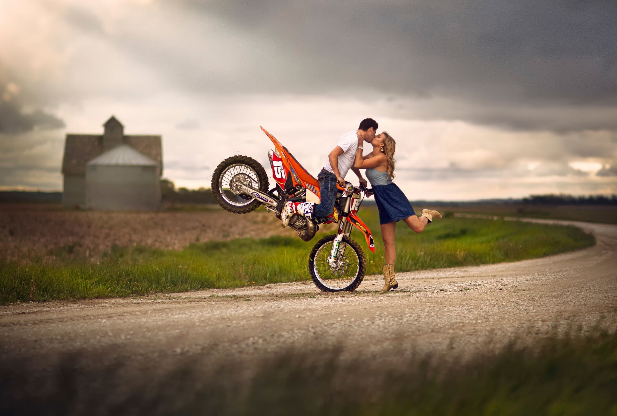 Motorcycle, kiss, s, top, women, Love, 1080P, skirt, tank, couple, outfit, boots, extreme, HD Wallpaper