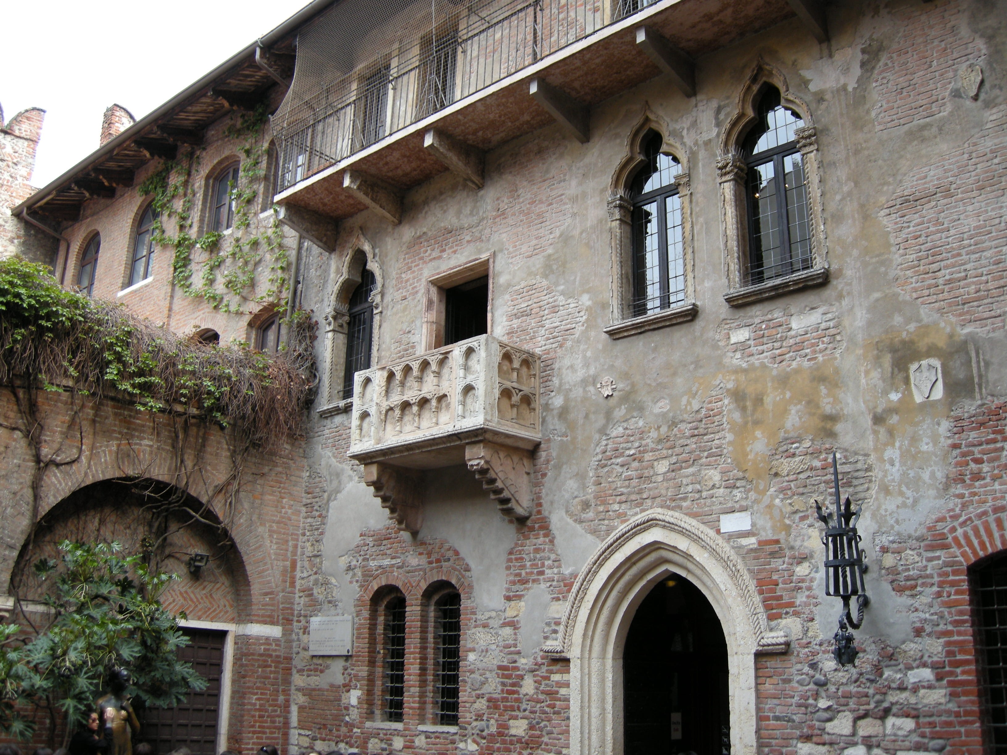 low angle view, brick, arched, sky, outdoors, building, old, built structure, no people, arch, wall, city, verona, day, history, italia, brick wall, nature, HD Wallpaper
