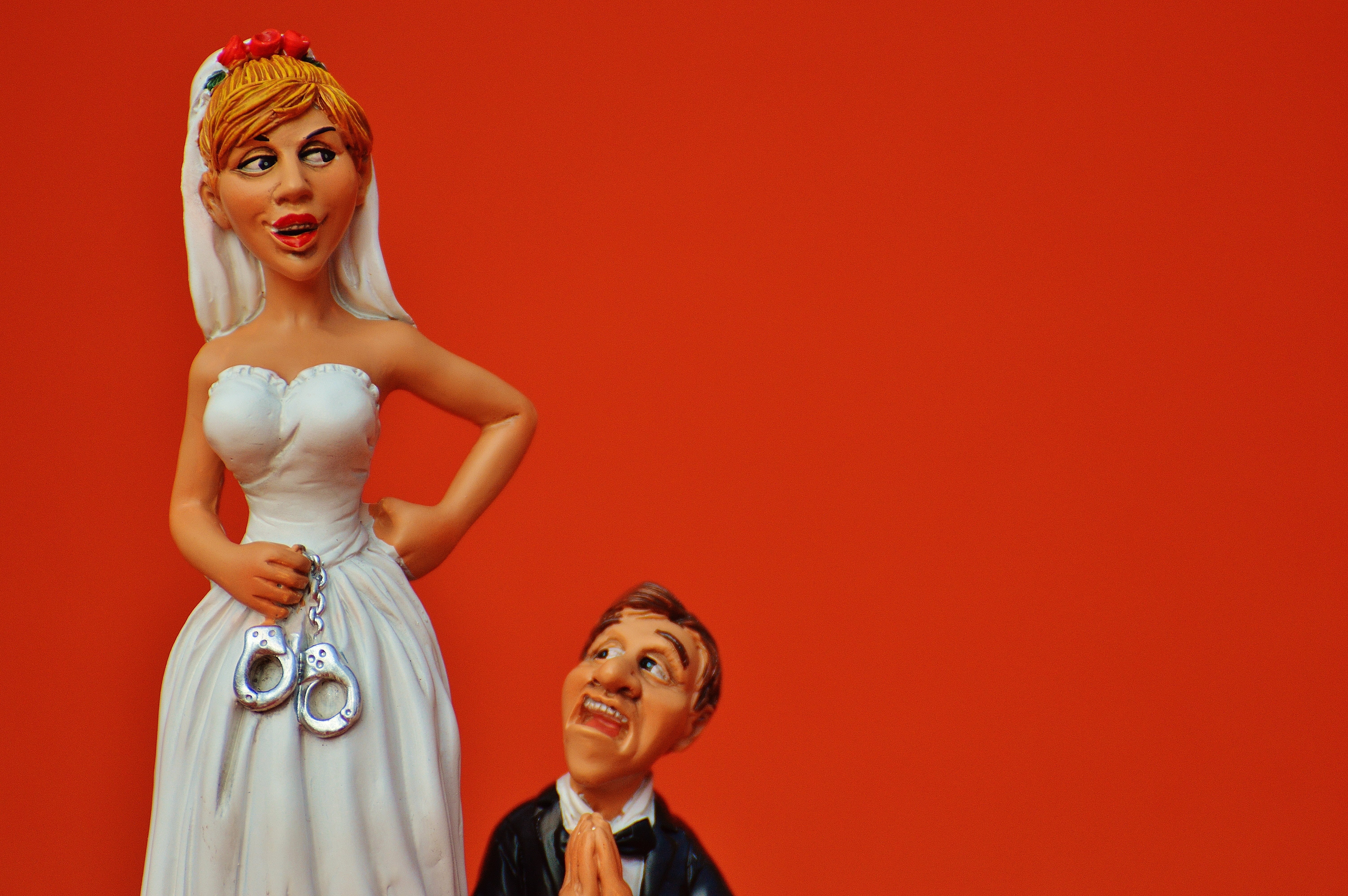 positive emotion, beauty, marry, copy space, fun, red background, beautiful people, grind down the aisle, hair, glamour, panic, studio shot, cheerful, connectedness, HD Wallpaper