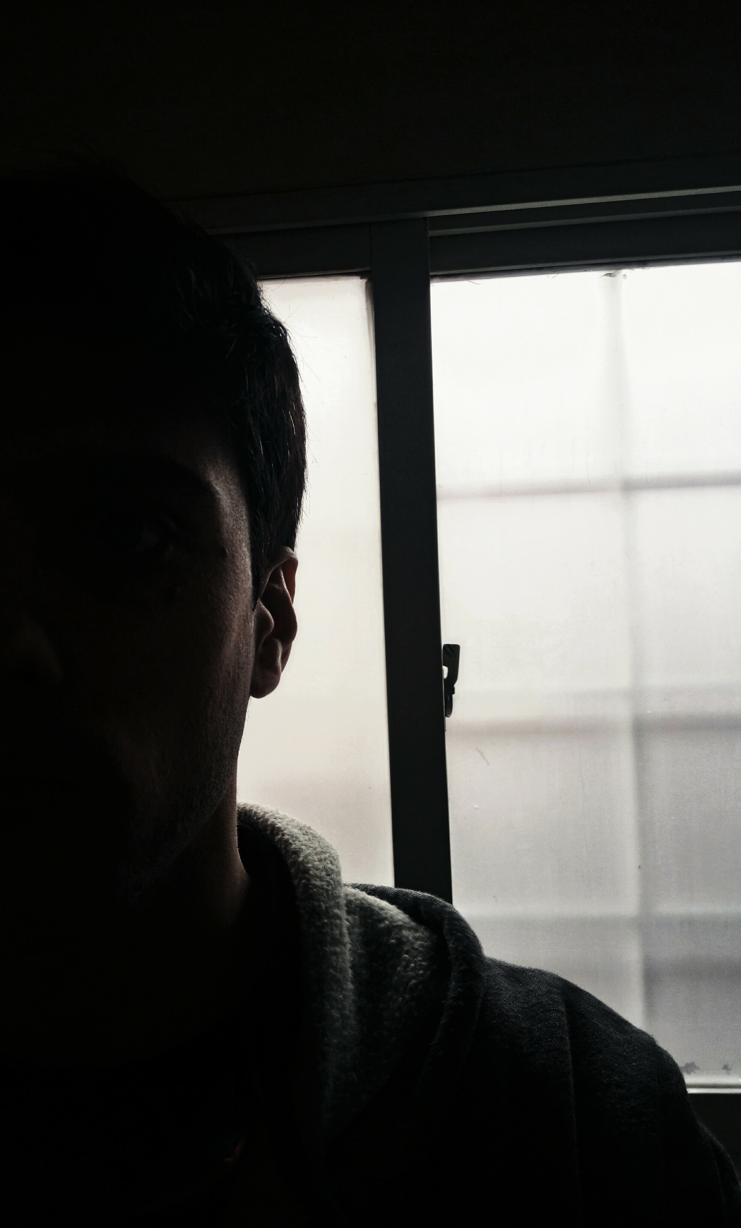 profile view, people, day, lifestyles, close-up, adult, 4K, contemplation, sadness, silhouette, men, indoors, one person, young adult, portrait, looking, Phone HD Wallpaper